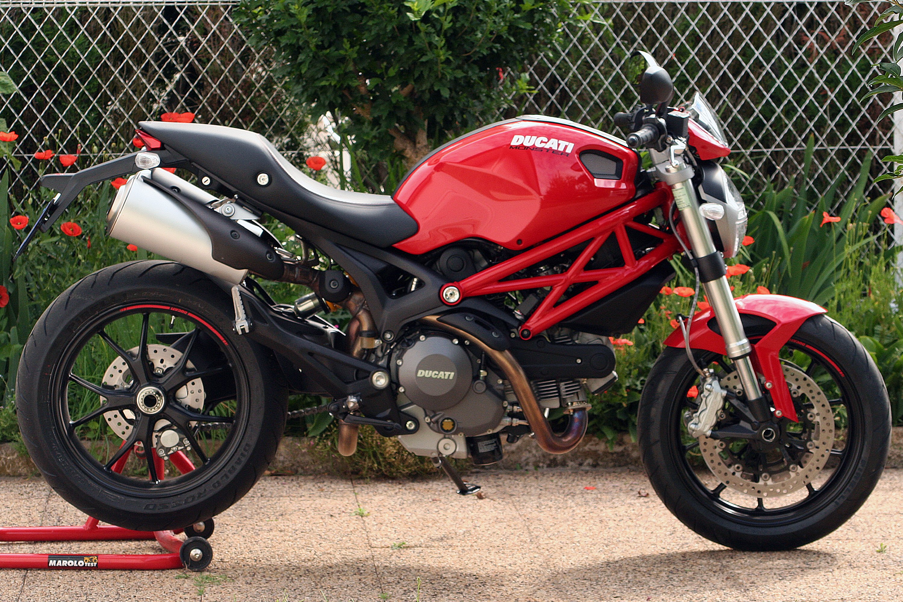 Moto Ducati Monster, similar al modelo en el que iba el lotero al ser arrollado.