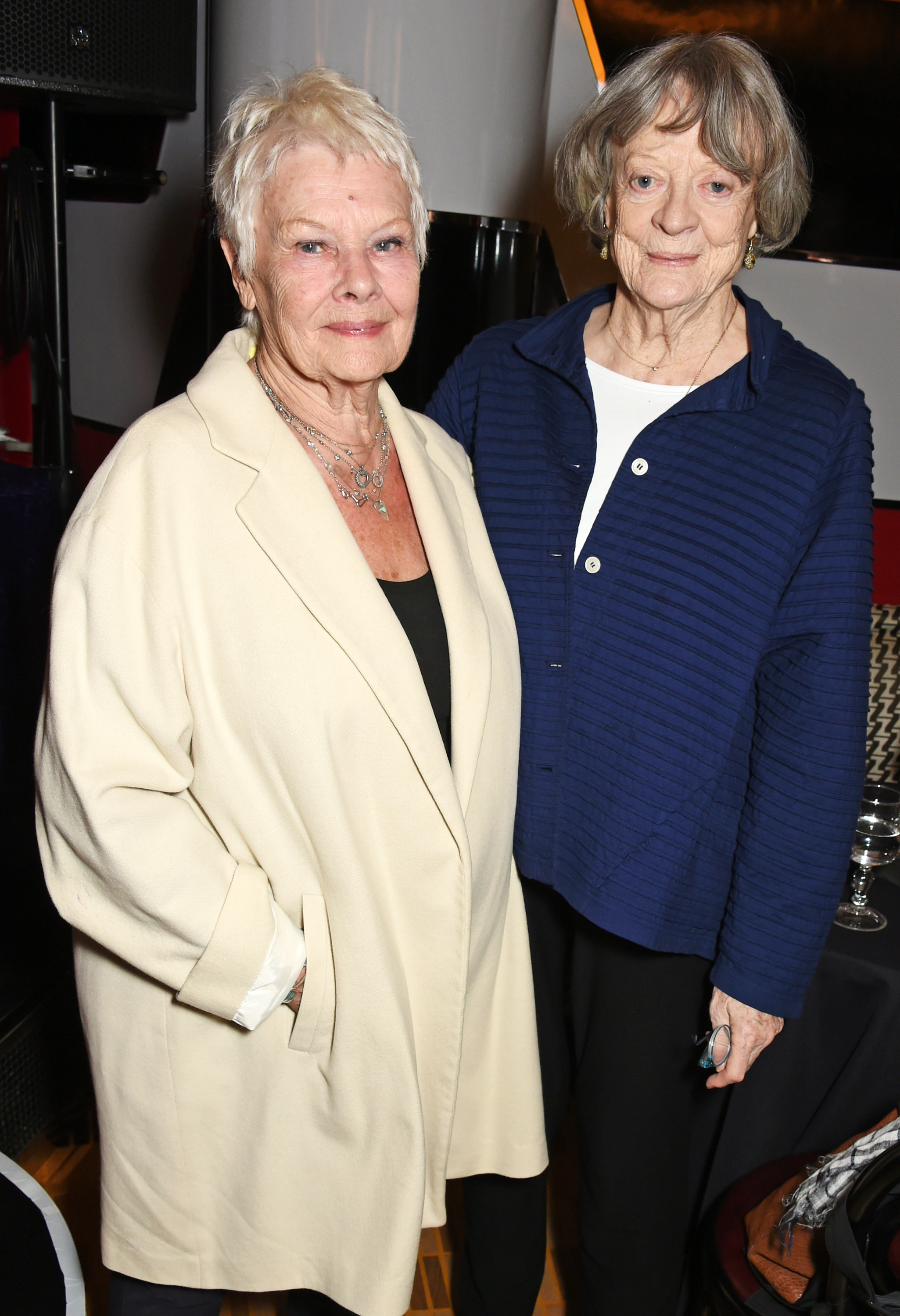 Judi Dench y Maggie Smith asisten a los Premios Presidenciales Acting For Others el 12 de mayo de 2017, en Londres, Inglaterra | Fuente: Getty Images