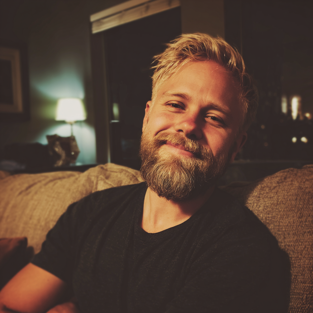 Un uomo sorridente seduto su un divano | Fonte: Midjourney