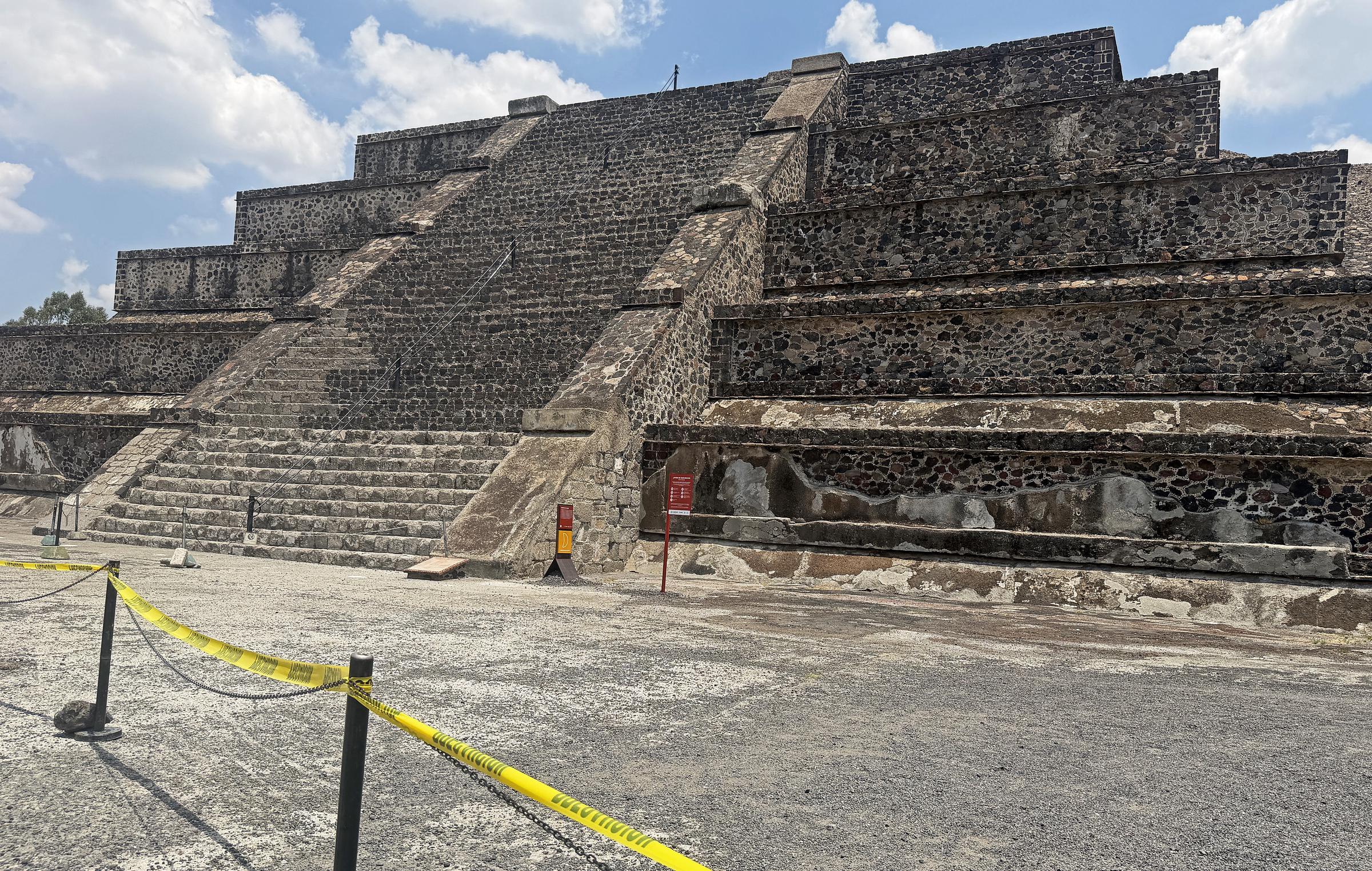Una sección de las pirámides en la zona arqueológica de Teotihuacán está acordonada en Teotihuacán, Estado de México, el 22 de abril de 2026. | Fuente: Getty Images.