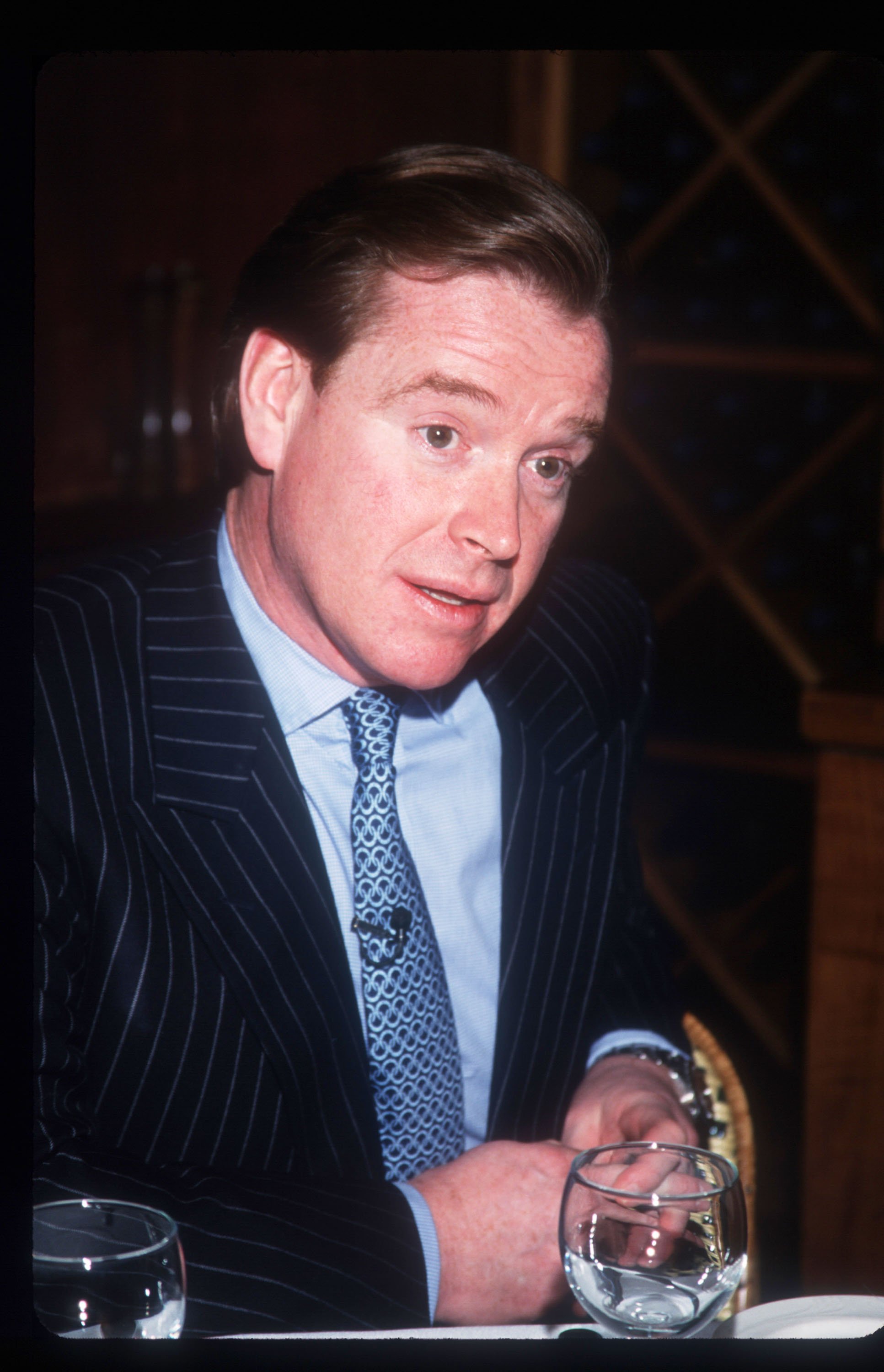 James Hewitt presenta su libro "Love and War" durante una entrevista con Daphne Barak el 25 de octubre de 1999, en Nueva York. | Foto: Getty Images