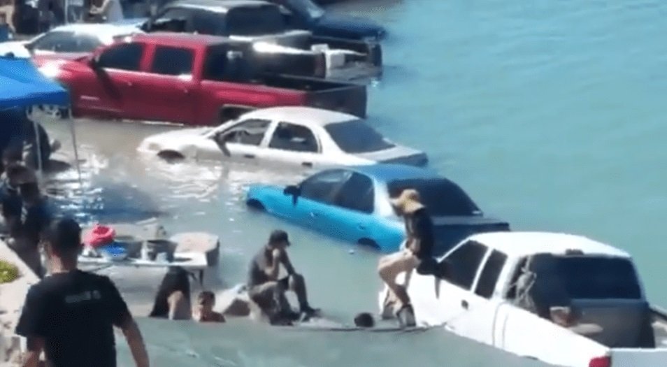 Vehículos inundados en México. | YouTube/La Voz de la Frontera