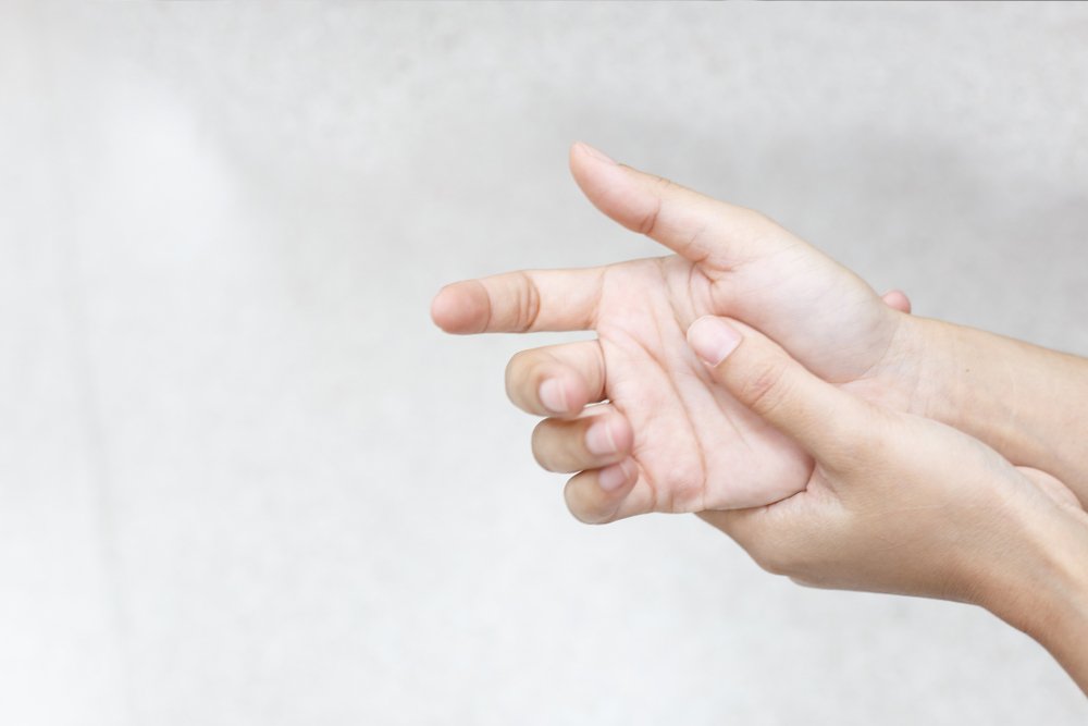 Dolor de mano. || Fuente: Shutterstock