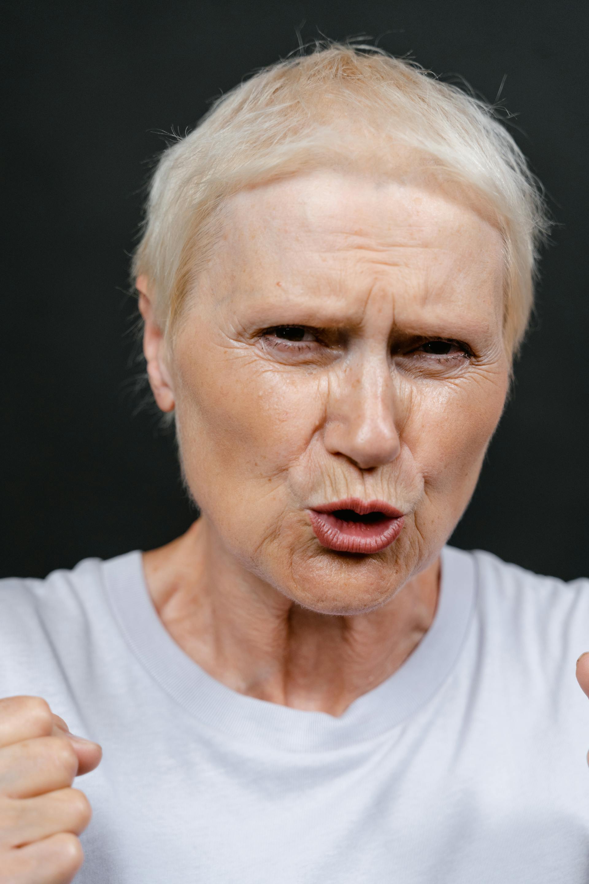 Primer plano de una mujer mayor con cara de enfado | Fuente: Pexels