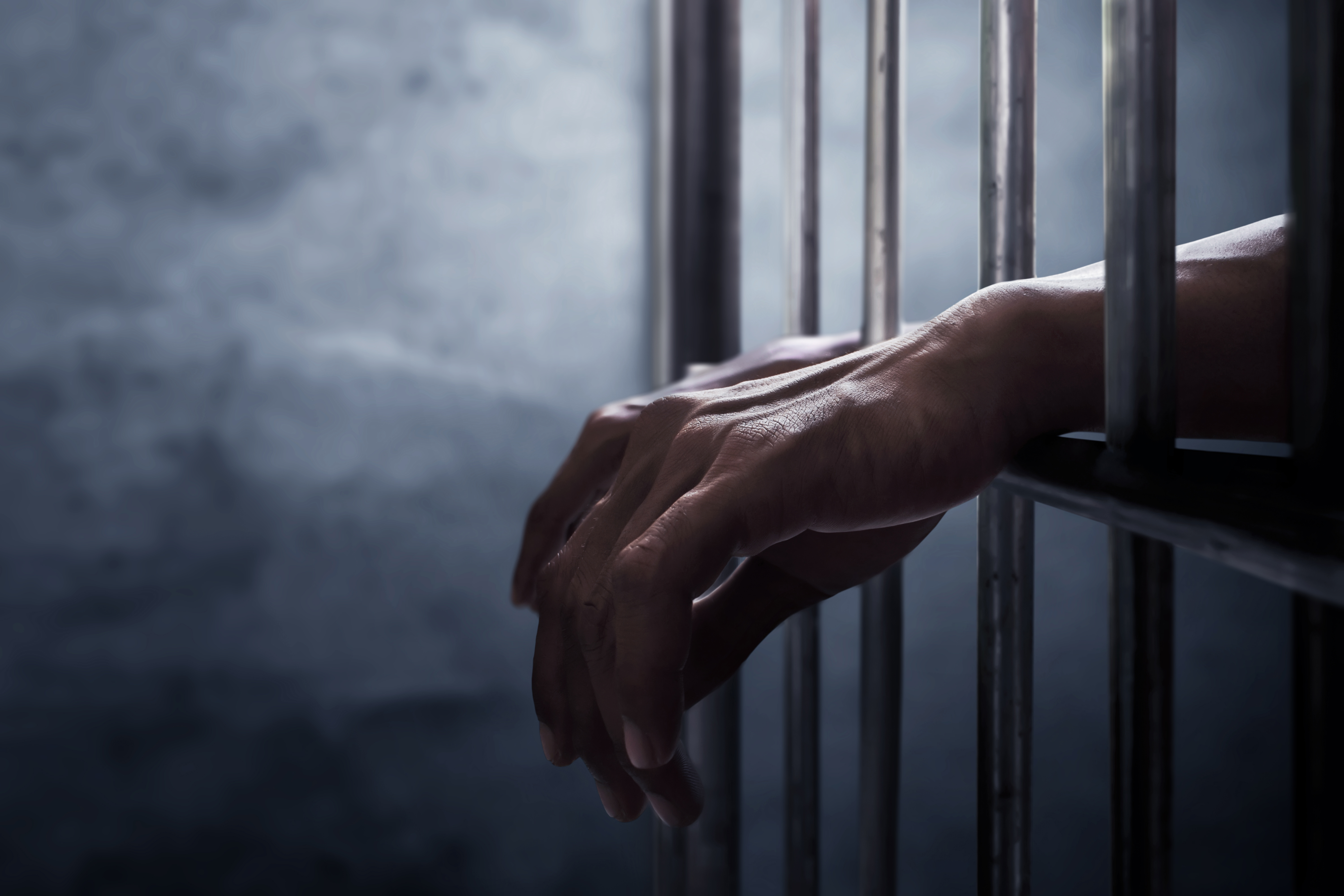 Hombre en prisión | Fuente: Shutterstock