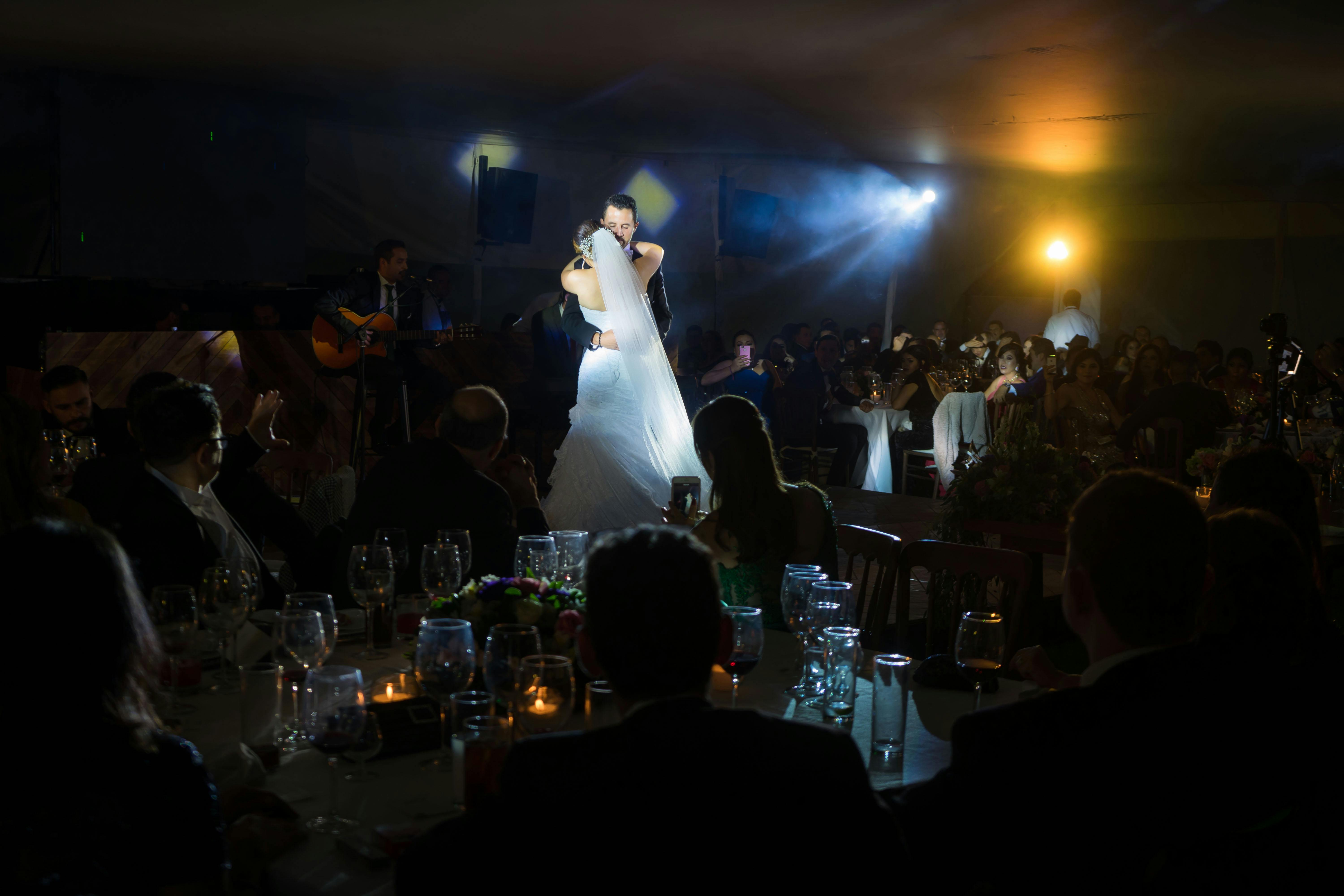 Unos novios bailando entre invitados | Fuente: Pexels