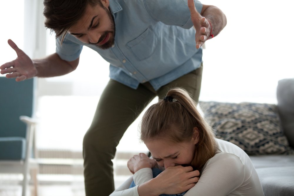 Esposo furioso gritándole a su mujer asustada. | Foto: Shutterstock