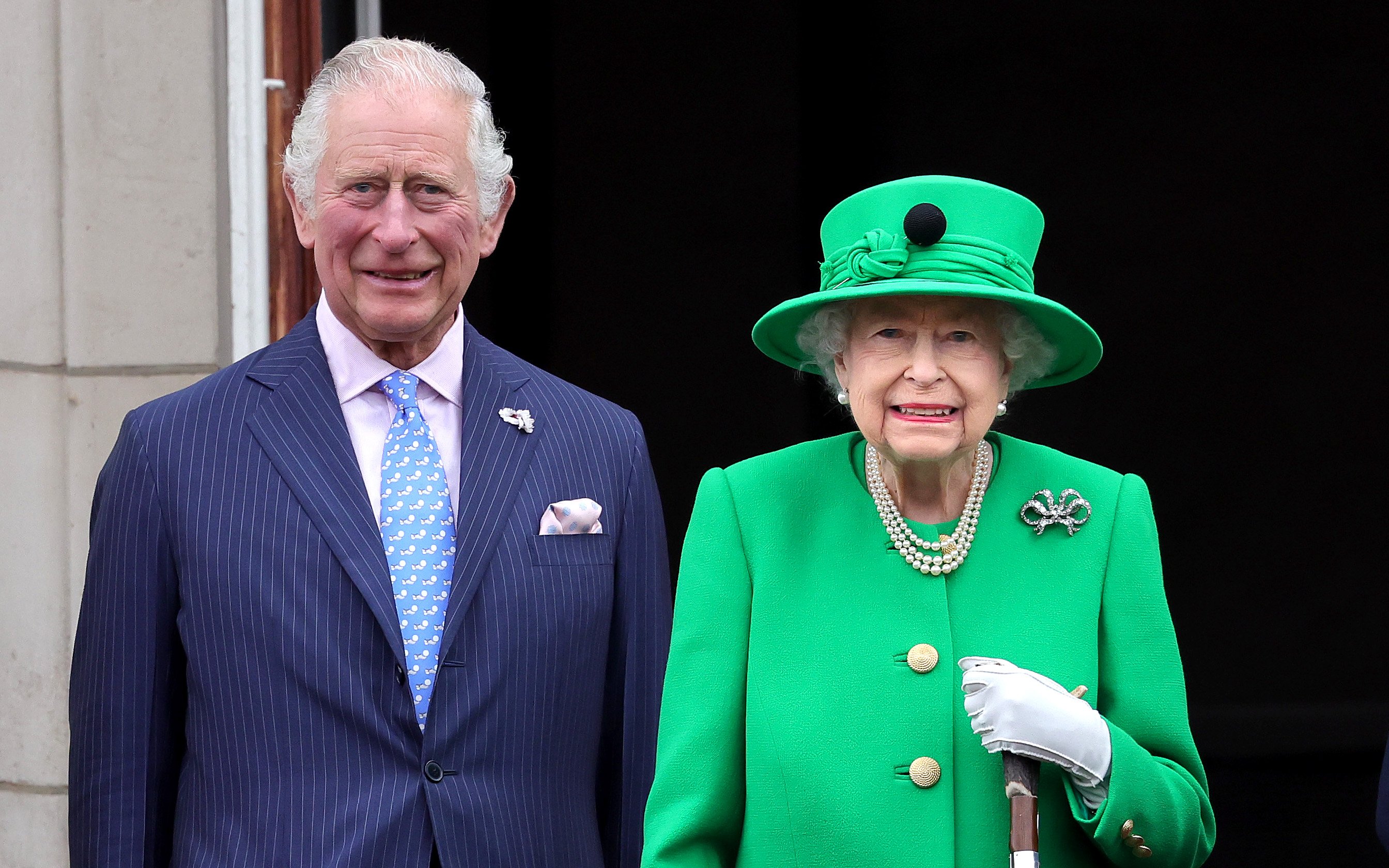 La reina Elizabeth II y el príncipe Charles, príncipe de Gales, en el balcón del Palacio de Buckingham el 5 de junio de 2022. | Foto: Getty Images