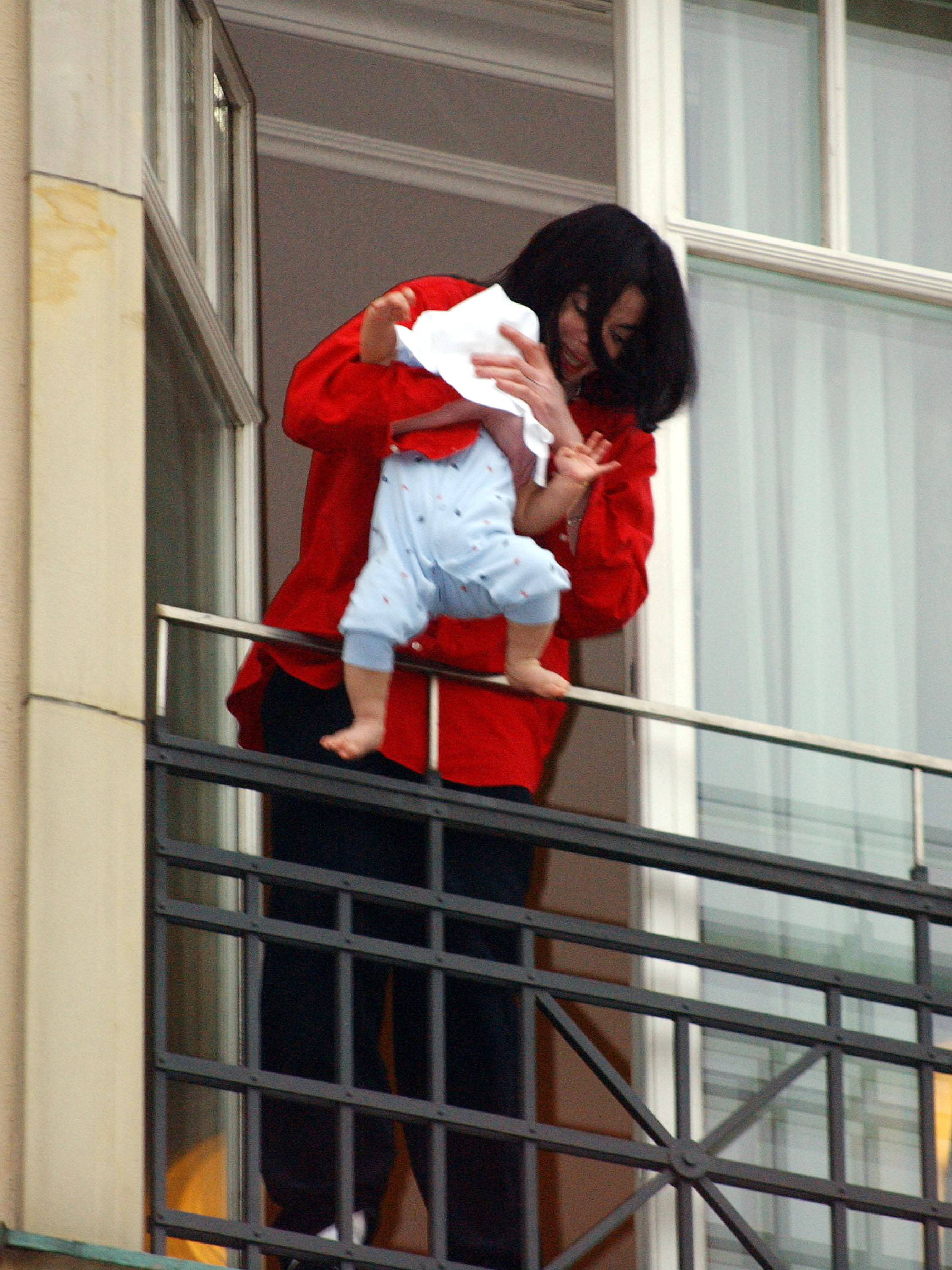 Michael y Prince Jackson fotografiados en el balcón del Hotel Adlon el 19 de noviembre de 2002, en Berlín, Alemania. | Fuente: Getty Images