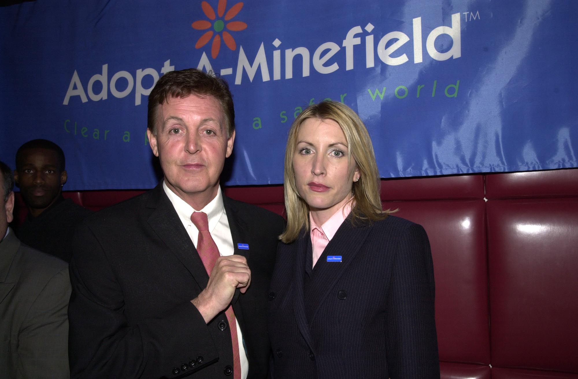 Paul McCartney y Heather Mills asisten a la gala benéfica "Adopt-A-Minefield" el 20 de abril de 2001 | Foto: Getty Images