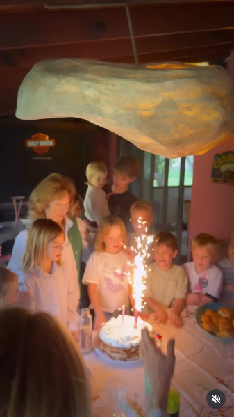 Festejo de Chichita, la madre de Las Trillizas de Oro, para celebrar su cumpleaños número 88, rodeada de su familia | Fuente: Instagram/lastrillizasoro