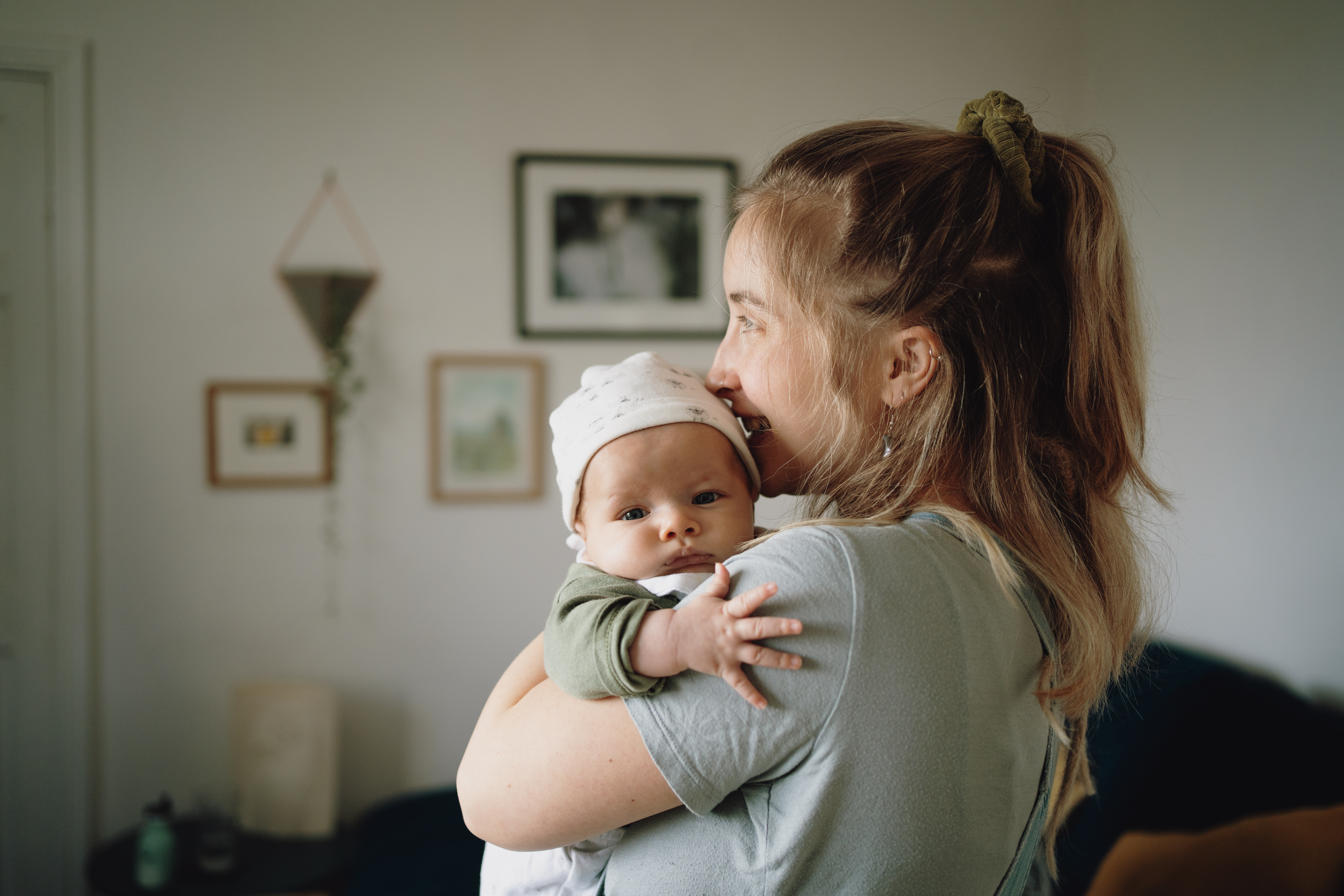 Una mujer feliz acunando a su bebé | Fuente: Getty Images