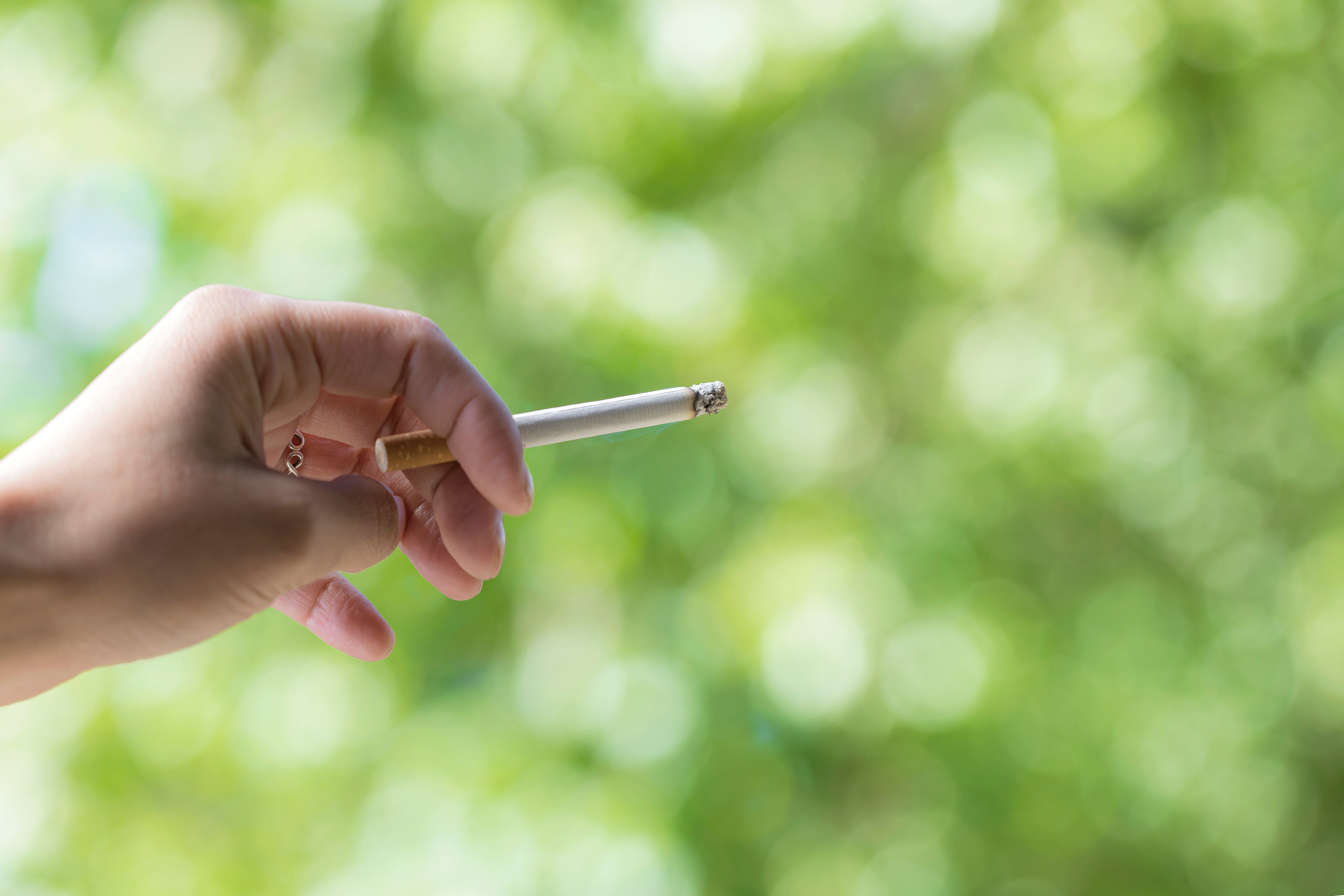 Primer plano de una mujer fumando | Fuente: Shutterstock
