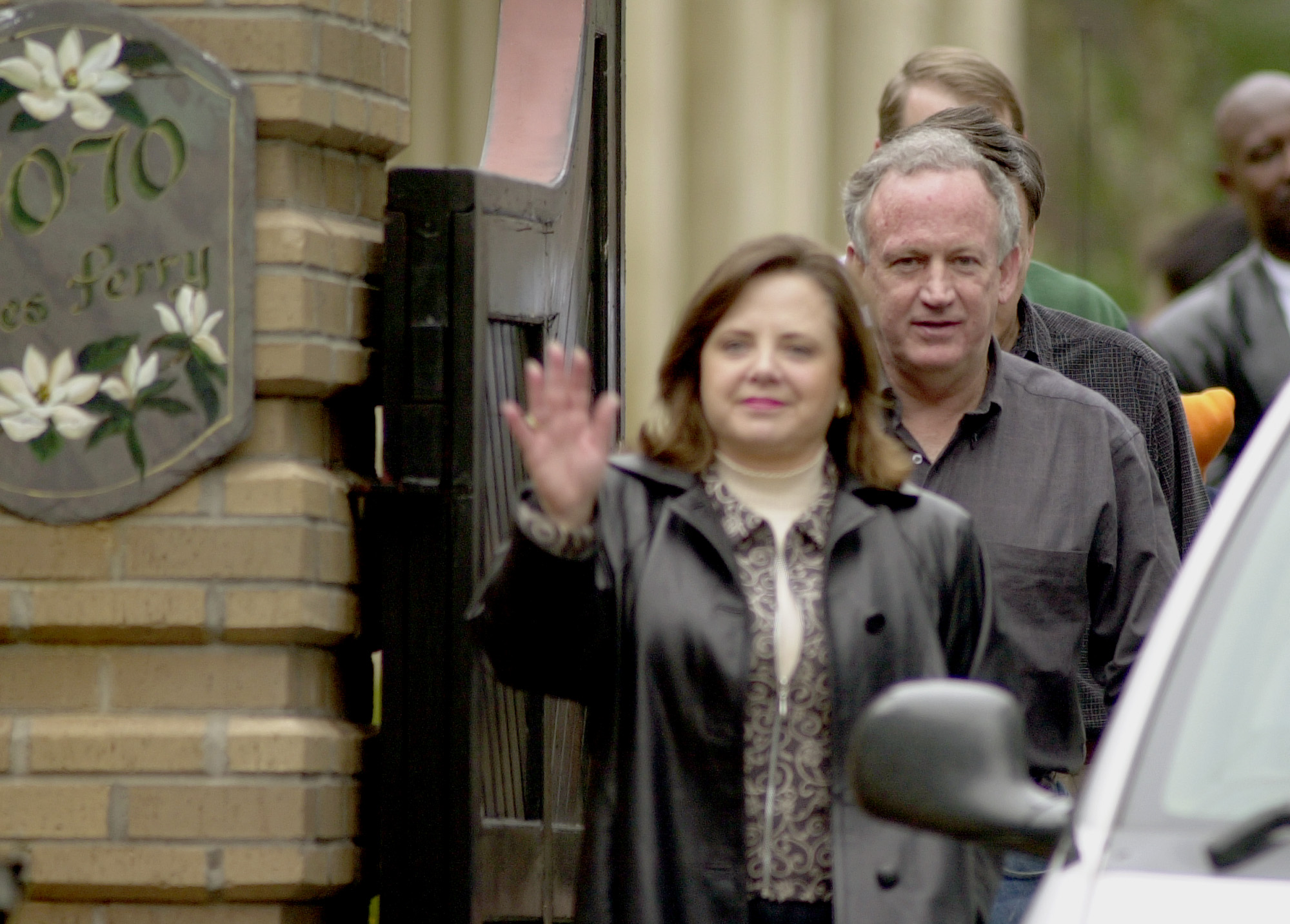 John y Patsy Ramsey fotografiados saliendo de su casa el 20 de febrero de 2001, en Atlanta, Georgia | Fuente: Getty Images