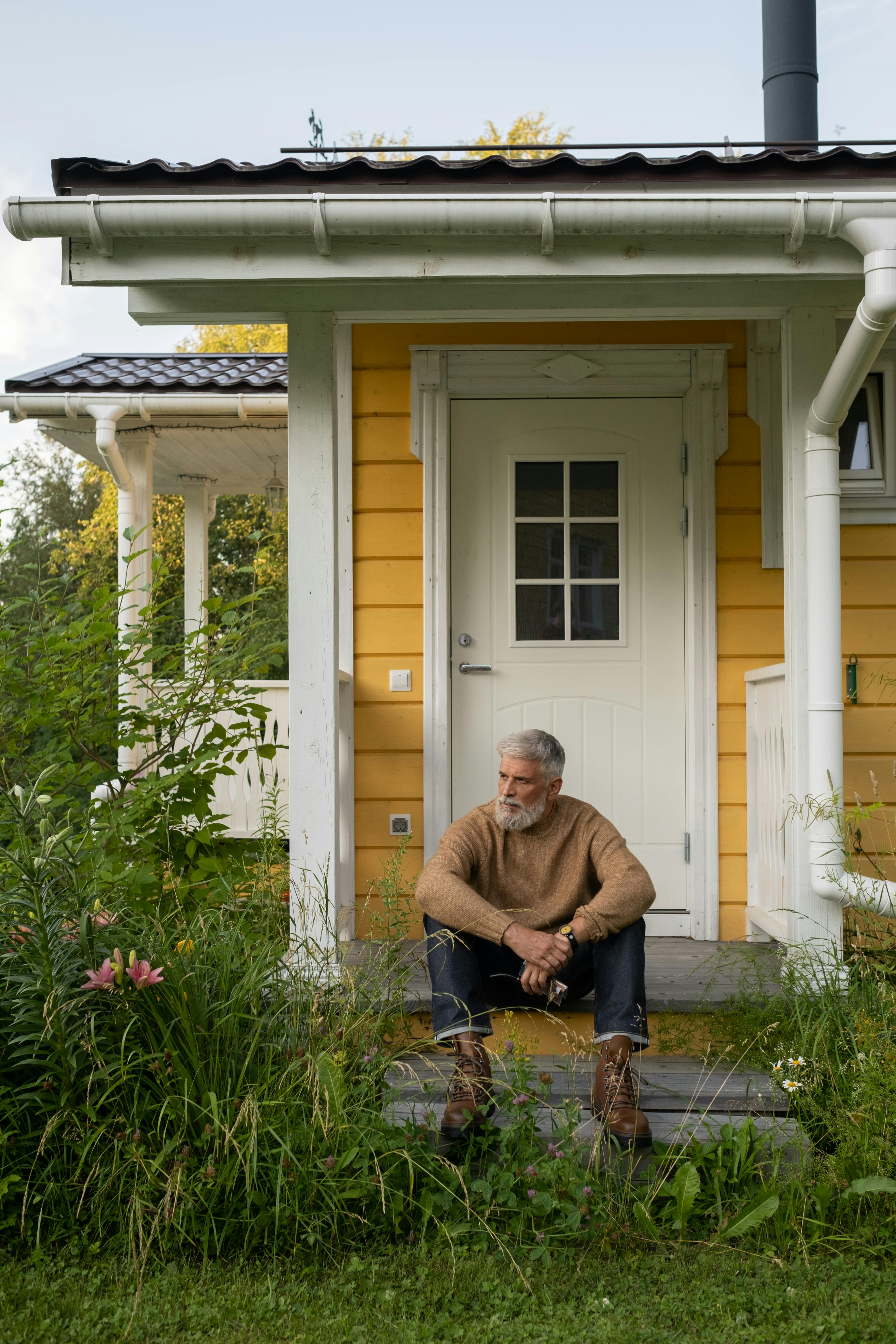 Un hombre esperando en un porche | Fuente: Pexels