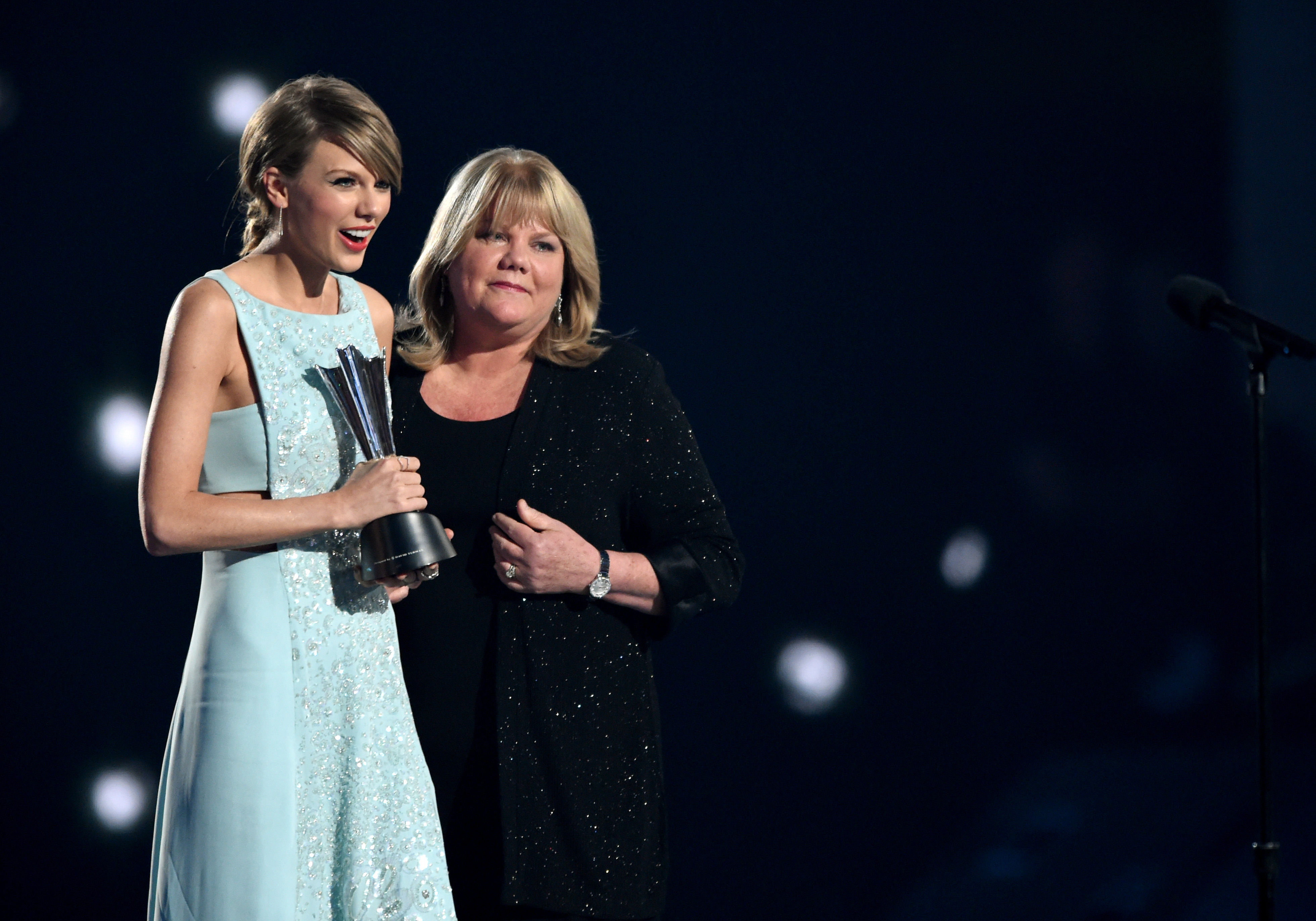 Taylor Swift acepta el Milestone Award de manos de Andrea Swift en el escenario durante la 50ª edición de los Academy Of Country Music Awards en Arlington, Texas, el 19 de abril de 2015 | Fuente: Getty Images