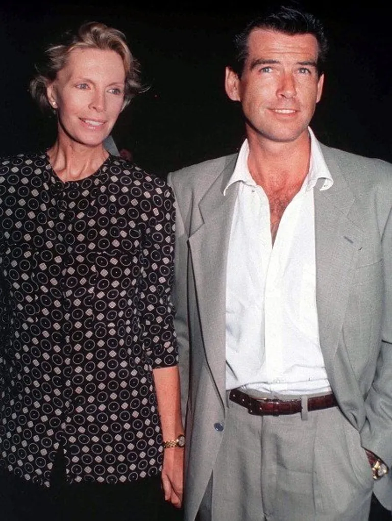 Pierce Brosnan con su esposa, la actriz Cassandra Harris, alrededor de 1990. | Foto: Getty Images
