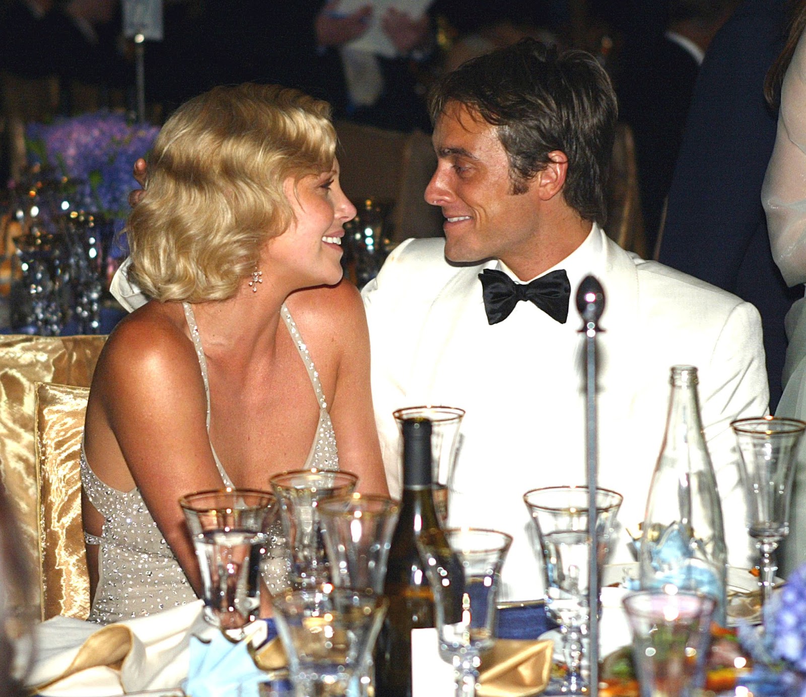 Charlize Theron y Stuart Townsend en el 76º Baile de los Gobernadores de los Premios Anuales de la Academia el 29 de febrero de 2004, en Los Ángeles, California | Fuente: Getty Images