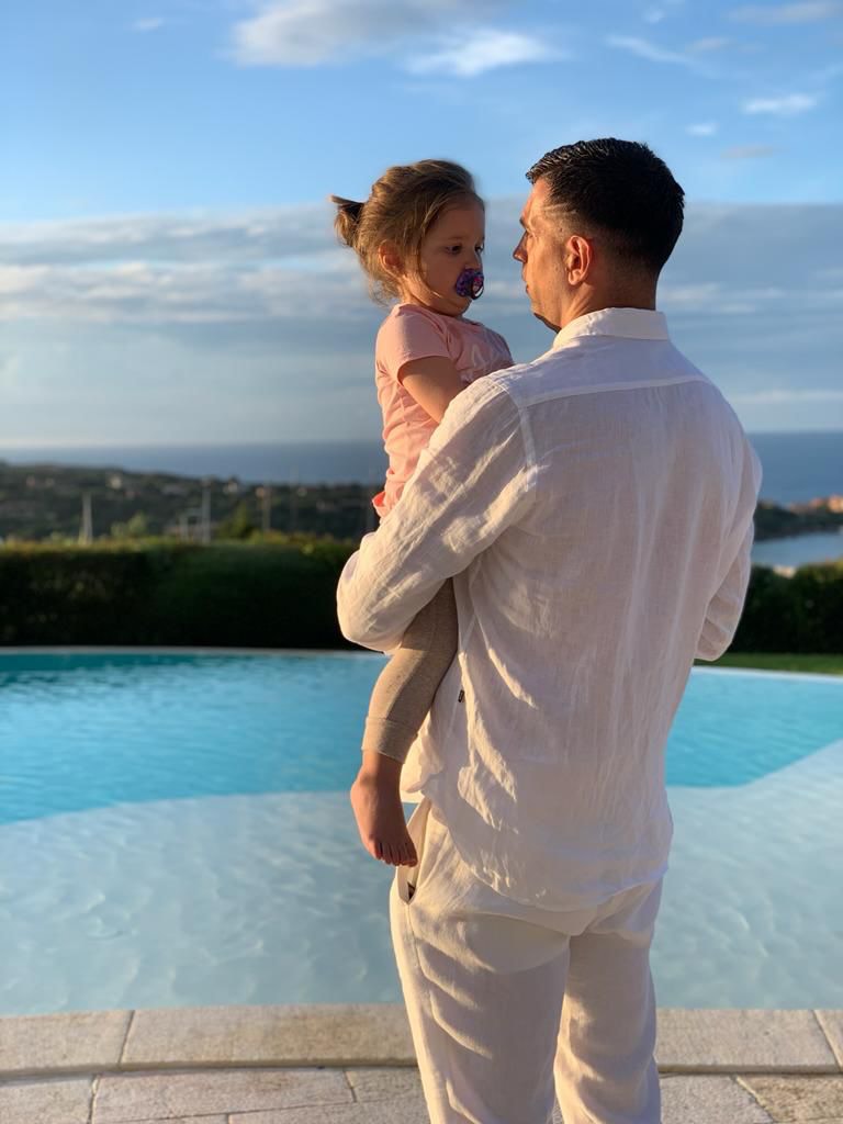 Emiliano "Dibu" Martínez le hace upa a su hija, Ava | Fuente: Instagram/emi_martinez26