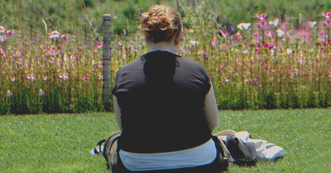 Una mujer sentada sola en un parque | Foto: Shutterstock