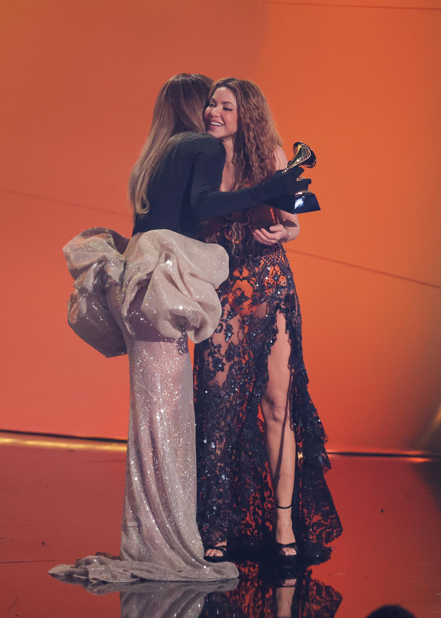 Jennifer Lopez entrega el premio al Mejor Álbum de Pop Latino por "Las Mujeres Ya No Lloran" a Shakira en el escenario durante la 67ª edición de los Grammy en el Crypto.com Arena el 2 de febrero de 2025 en Los Ángeles, California | Source: Getty Images