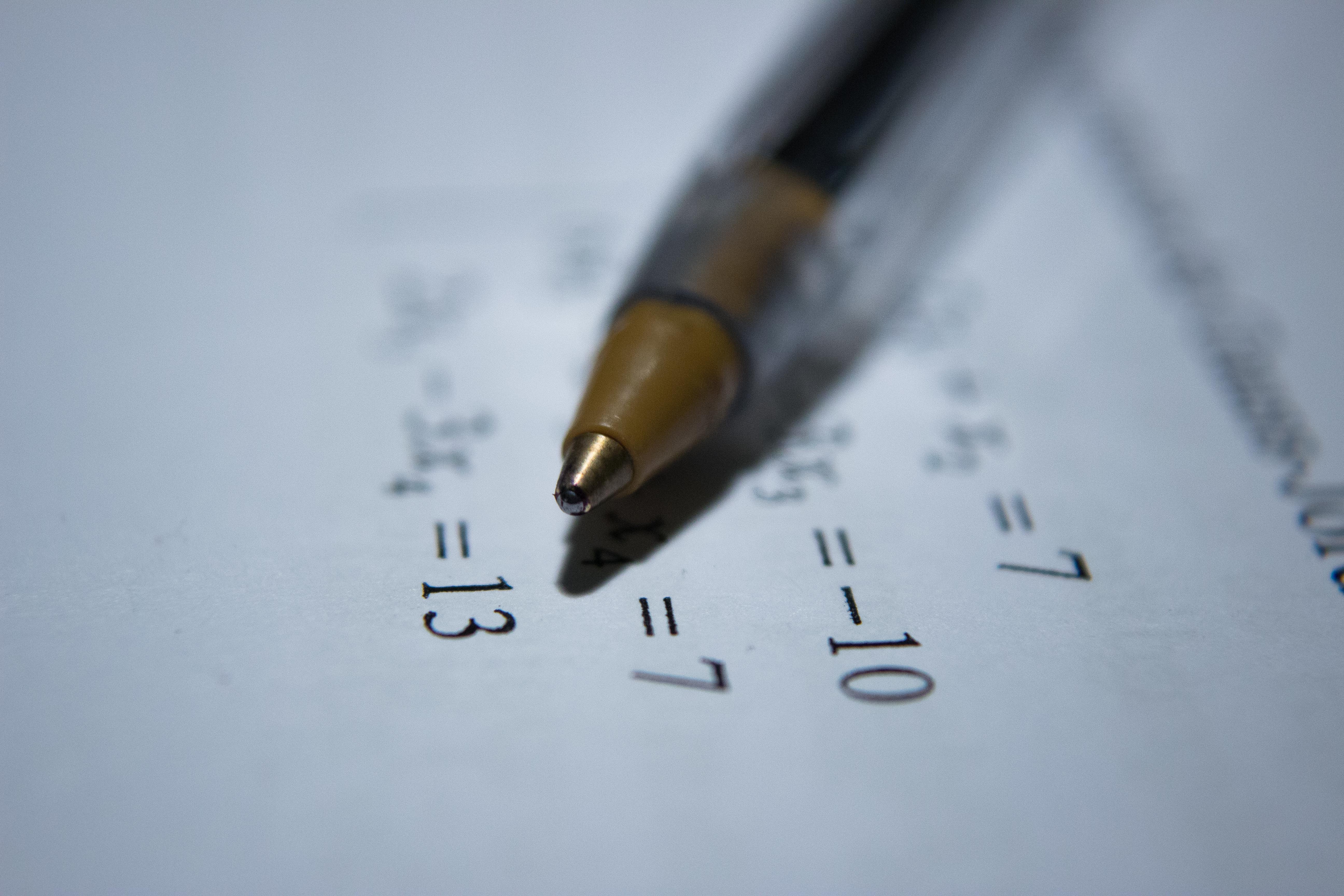 Un bolígrafo sobre una hoja con ejercicios de matemáticas. | Foto: Unsplash