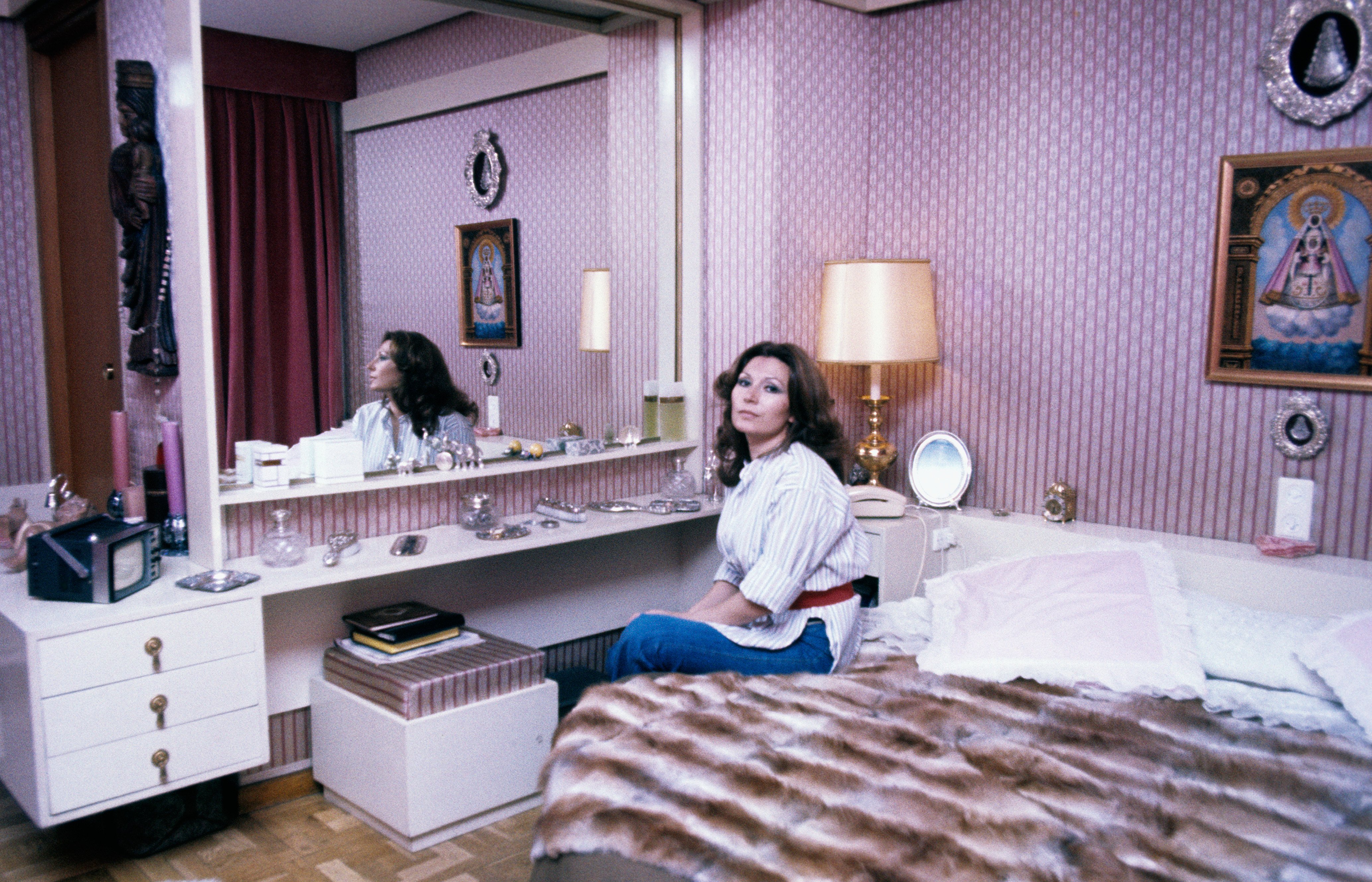 Rocío Jurado en su hogar de Madrid en 1976. | Foto: Getty Images