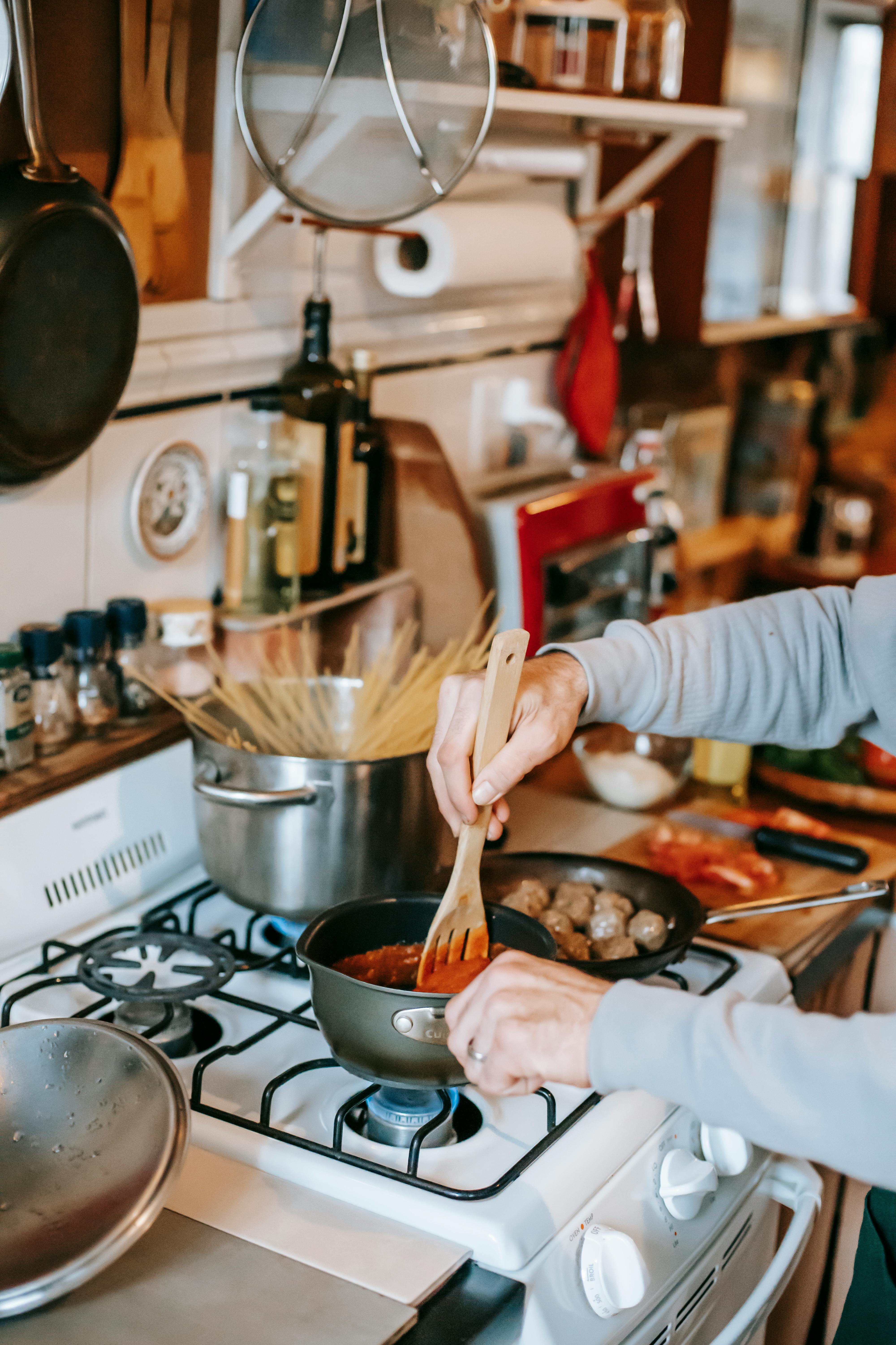 Una persona cocinando | Fuente: Pexels