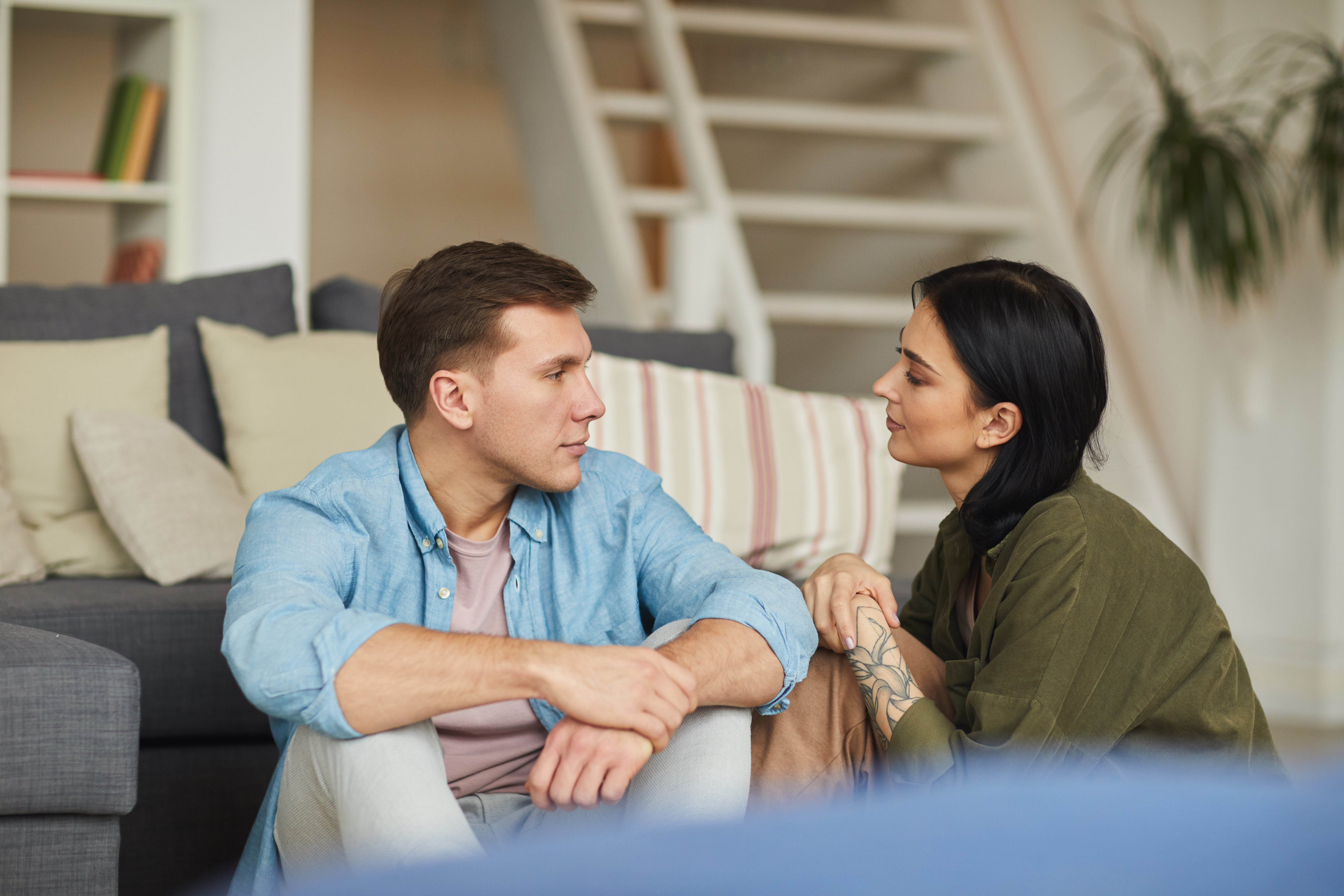 Una pareja manteniendo una conversación | Foto: Shutterstock