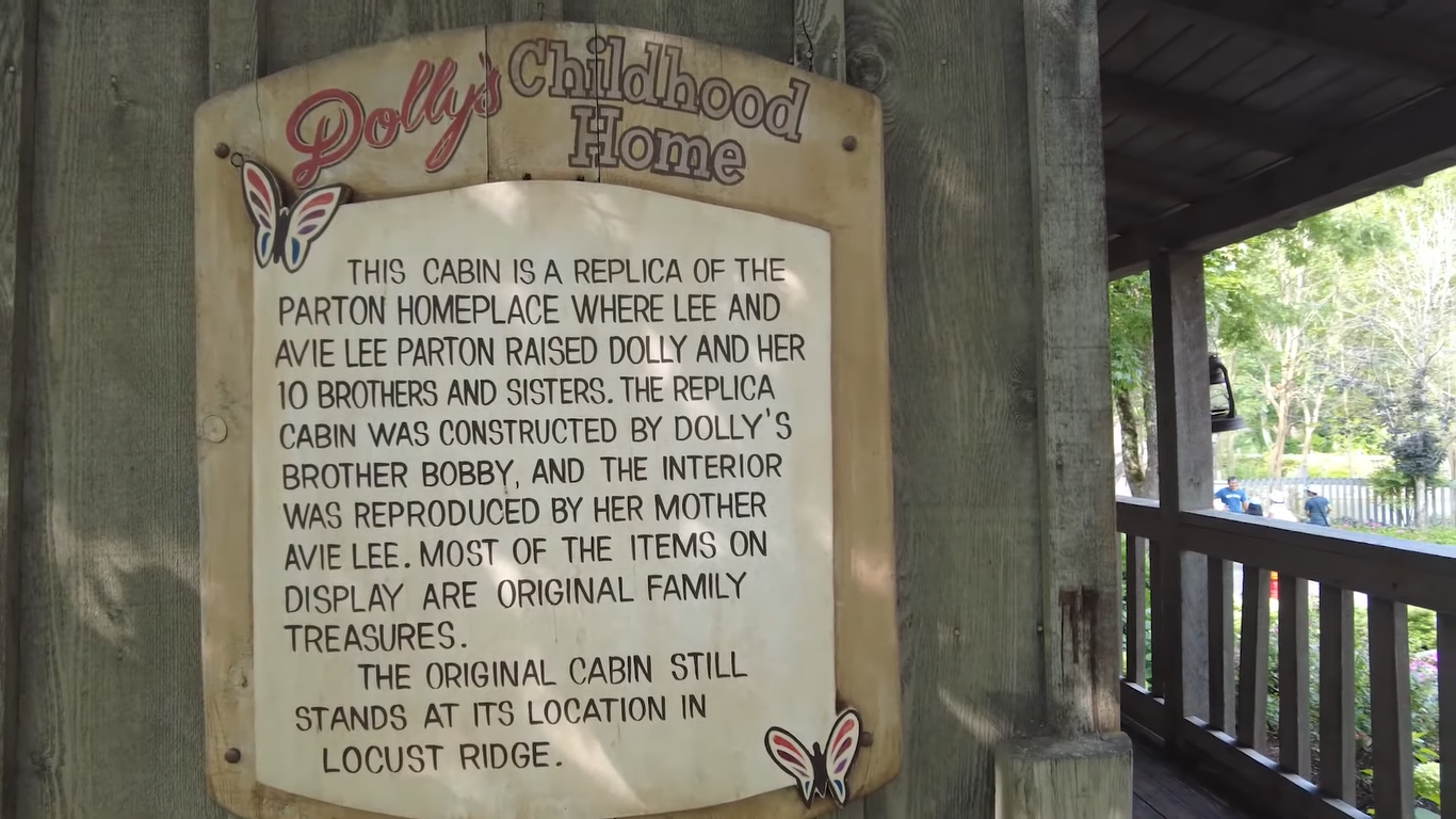 La casa de la infancia de Dolly Parton en Tennessee | Fuente: YouTube/TheSmokes