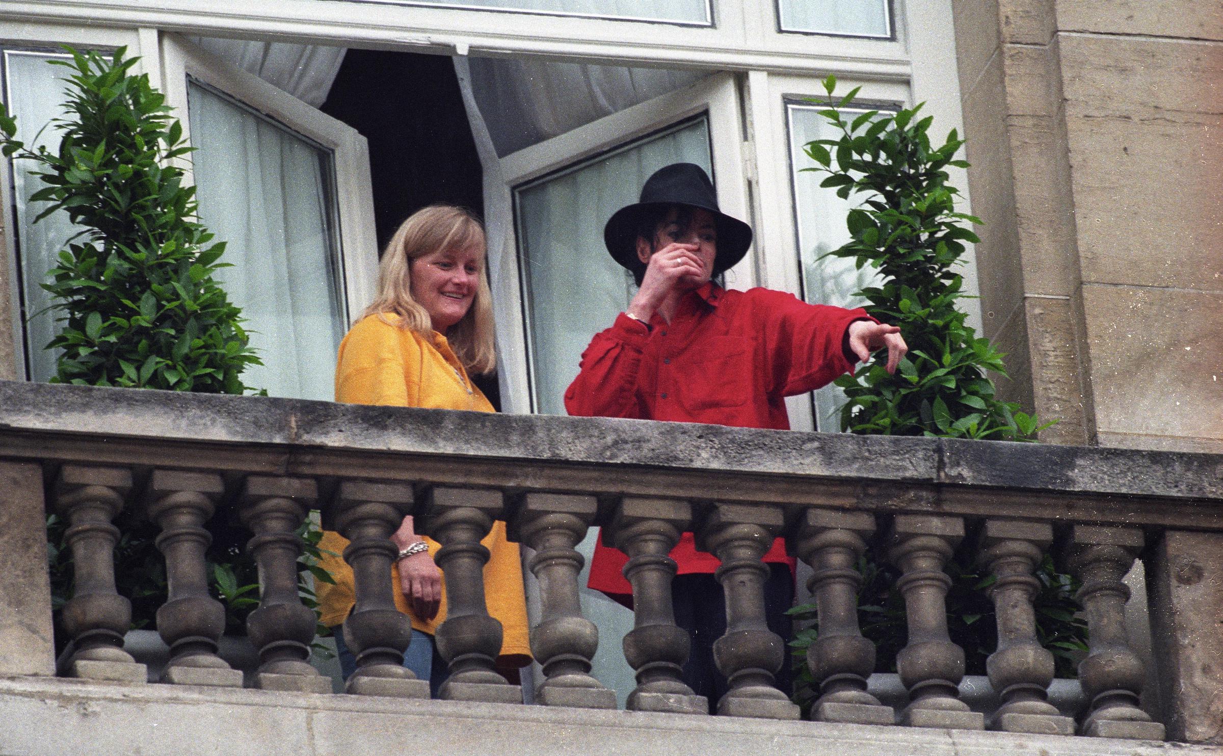 Michael Jackson y Debbie Rowe fotografiados el 1 de enero de 1997 en París, Francia. | Fuente: Getty Images