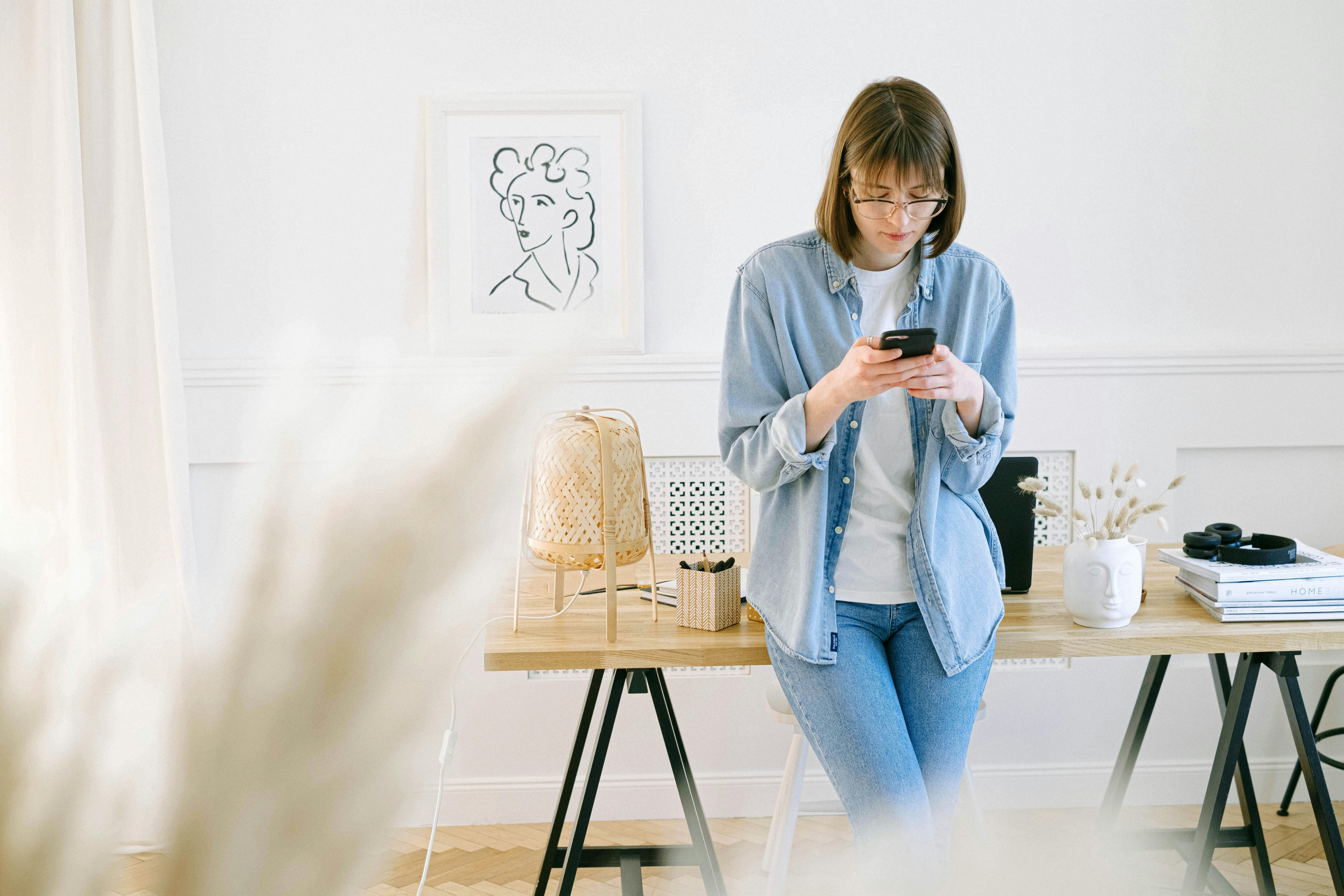 Mujer escribiendo en su teléfono | Fuente: Pexels