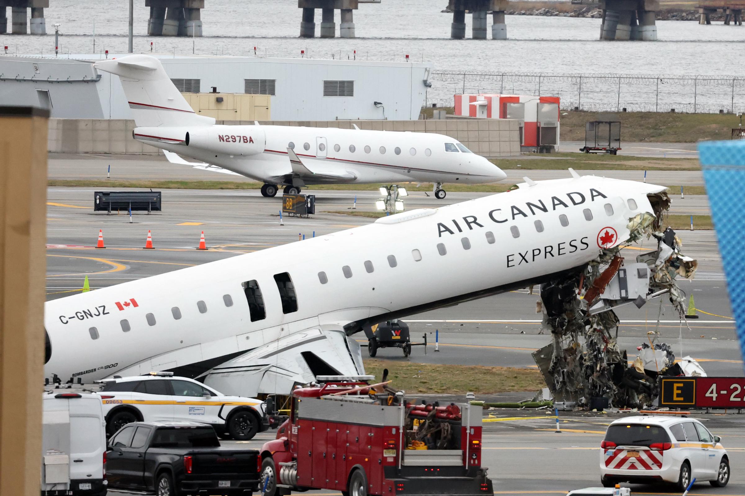 Un jet ejecutivo se desplaza detrás del CRJ-900 de Air Canada Express que colisionó con un camión de bomberos de la Autoridad Portuaria en el aeropuerto LaGuardia de Nueva York, tras la reanudación de las operaciones del aeropuerto el 23 de marzo de 2026. | Fuente: Getty Images