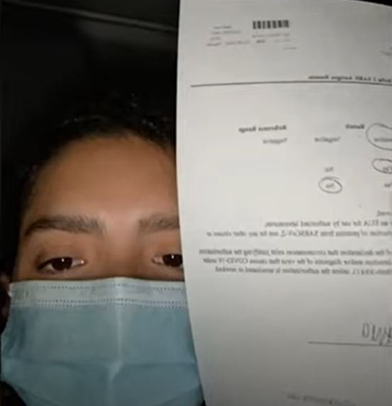 Camila Baldasso mostrando sus resultados de la prueba de coronavirus. | Foto: Youtube/Caters Clips