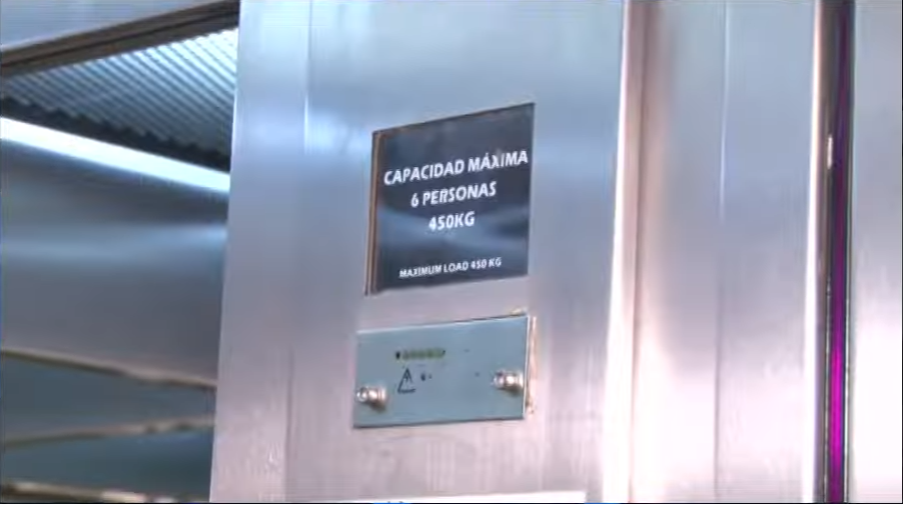 Imagen del cartel de la capacidad máxima de uno de los ascensores del edificio donde ocurrió el hecho | Fuente: YouTube/telefecordoba