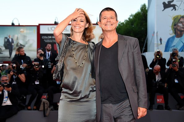 : Emmanuel Carrère y Hélène Devynck el de 10 septembre del 2015. | Foto: Getty Images