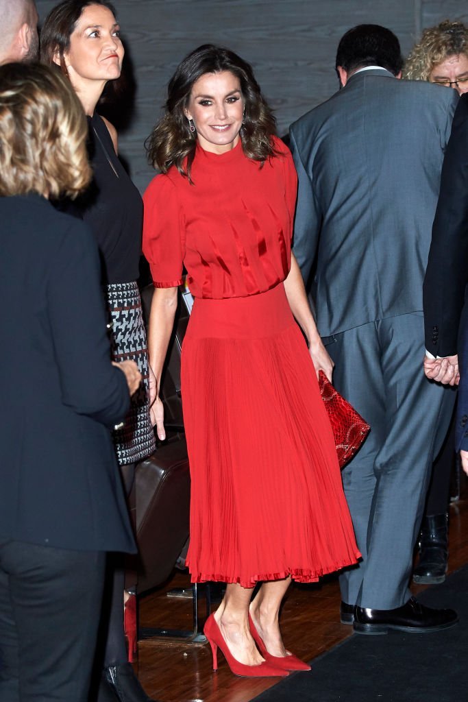 En la inauguración de la Feria de Arte Contemporáneo 2018, la Reina asombró a todos con su look ‘total red’ │ Foto: Getty Images