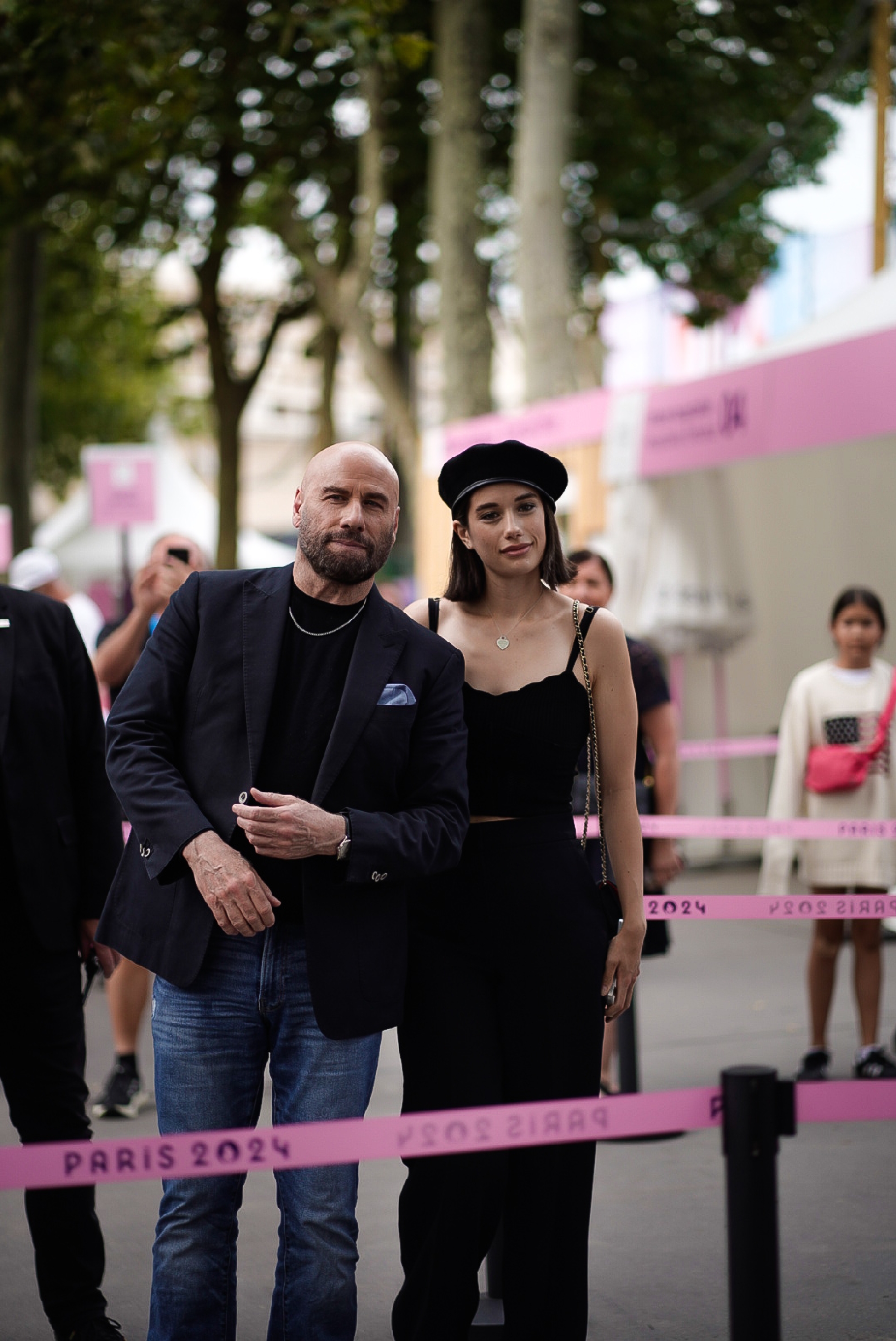 John Travolta y Ella Bleu Travolta son vistos llegando a las finales de gimnasia de los Juegos Olímpicos París 2024 el 3 de agosto de 2024, en París, Francia | Fuente:  Getty Images