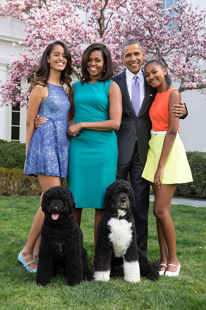 Barack Obama, Michelle Obama y sus hijas Malia (izquierda) y Sasha (derecha) en la Casa Blanca el 5 de abril de 2015. | Foto: Getty Images