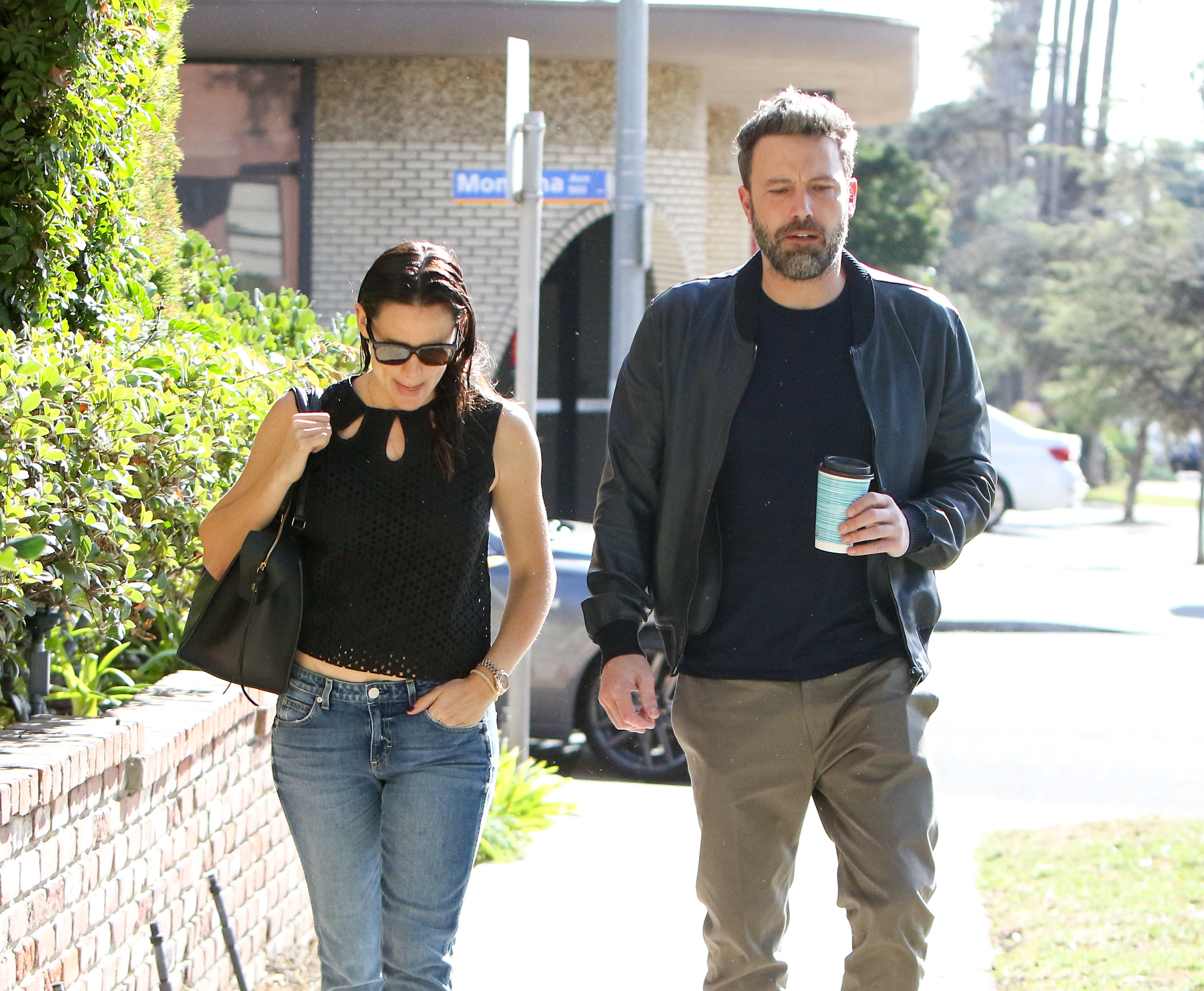 Se vio a Jennifer Garner y Ben Affleck paseando juntos por Los Angeles el 19 de noviembre de 2016 | Fuente: Getty Images