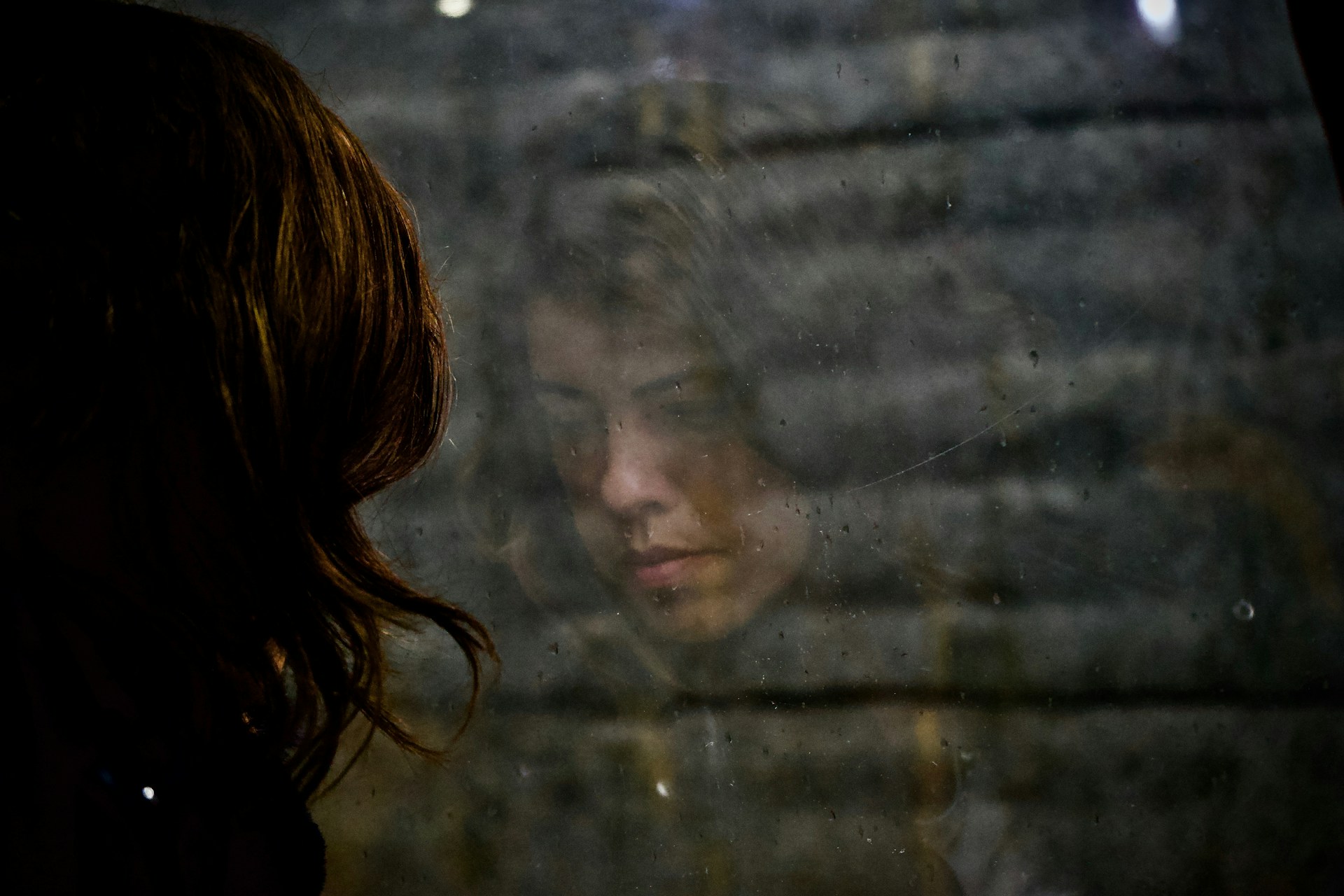 Una mujer mirando por la ventana | Fuente: Unsplash