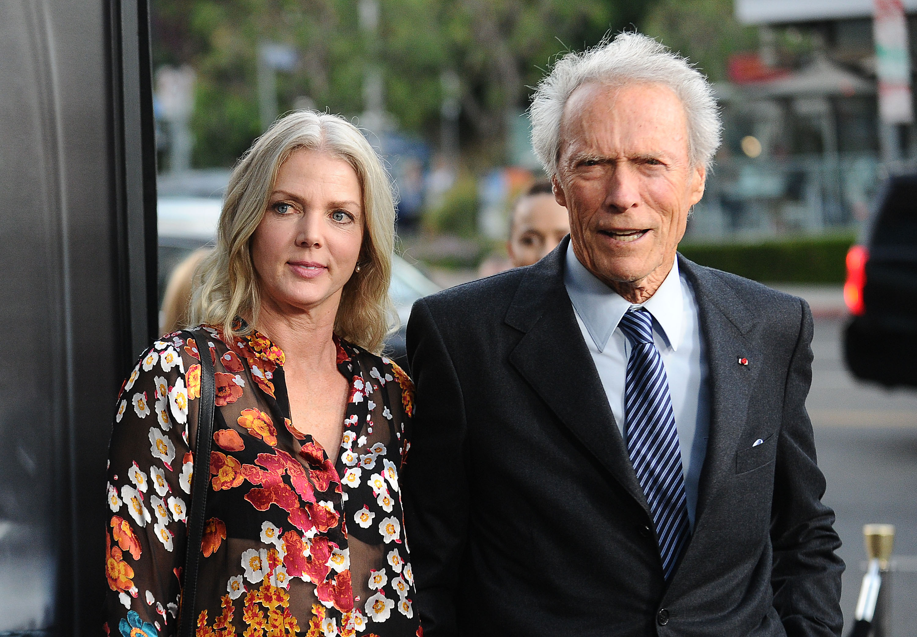 Clint Eastwood y Christina Sandera asisten a una proyección de "Sully" en el Directors Guild Of America en Los Ángeles, California, el 8 de septiembre de 2016. | Fuente: Getty Images