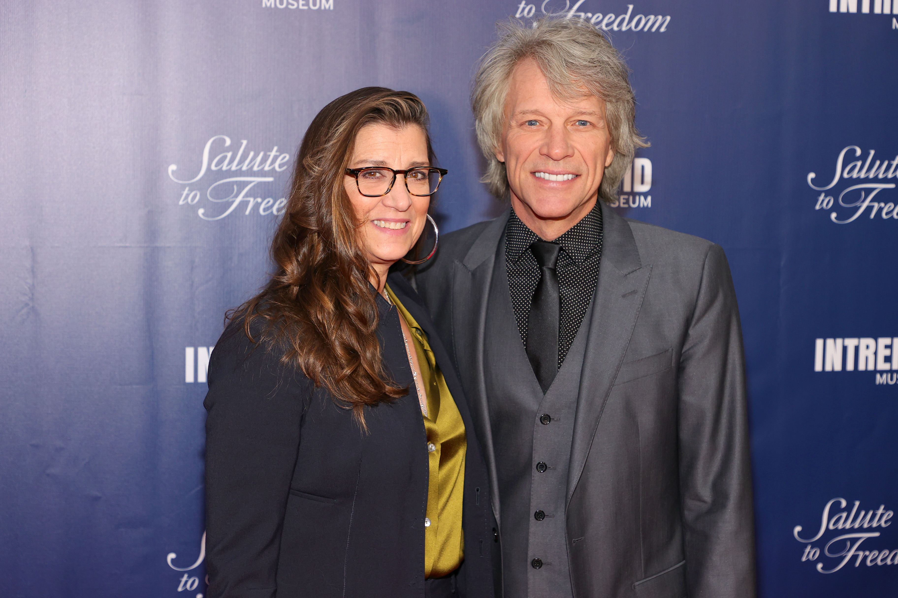 Dorothea Bongiovi y Jon Bon Jovi asisten a la Gala Anual Salute To Freedom del Museo Intrepid en Nueva York el 10 de noviembre de 2021. | Fuente: Getty Images