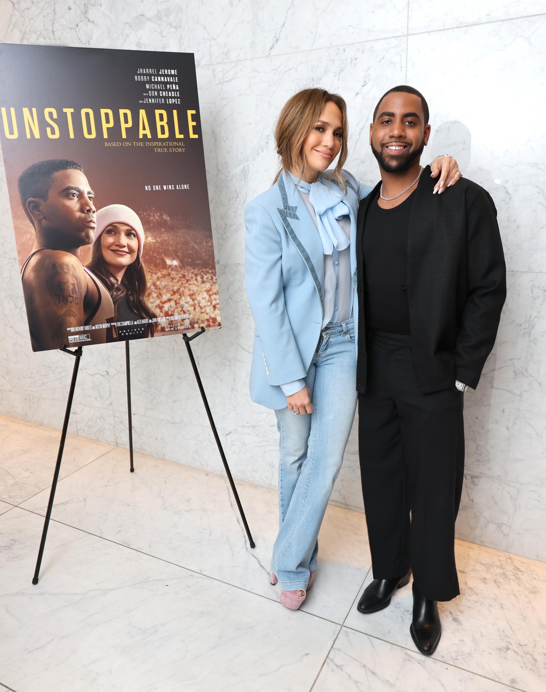 Jennifer Lopez y Jharrel Jerome el 15 de diciembre de 2024, en Los Ángeles, California | Fuente: Getty Images