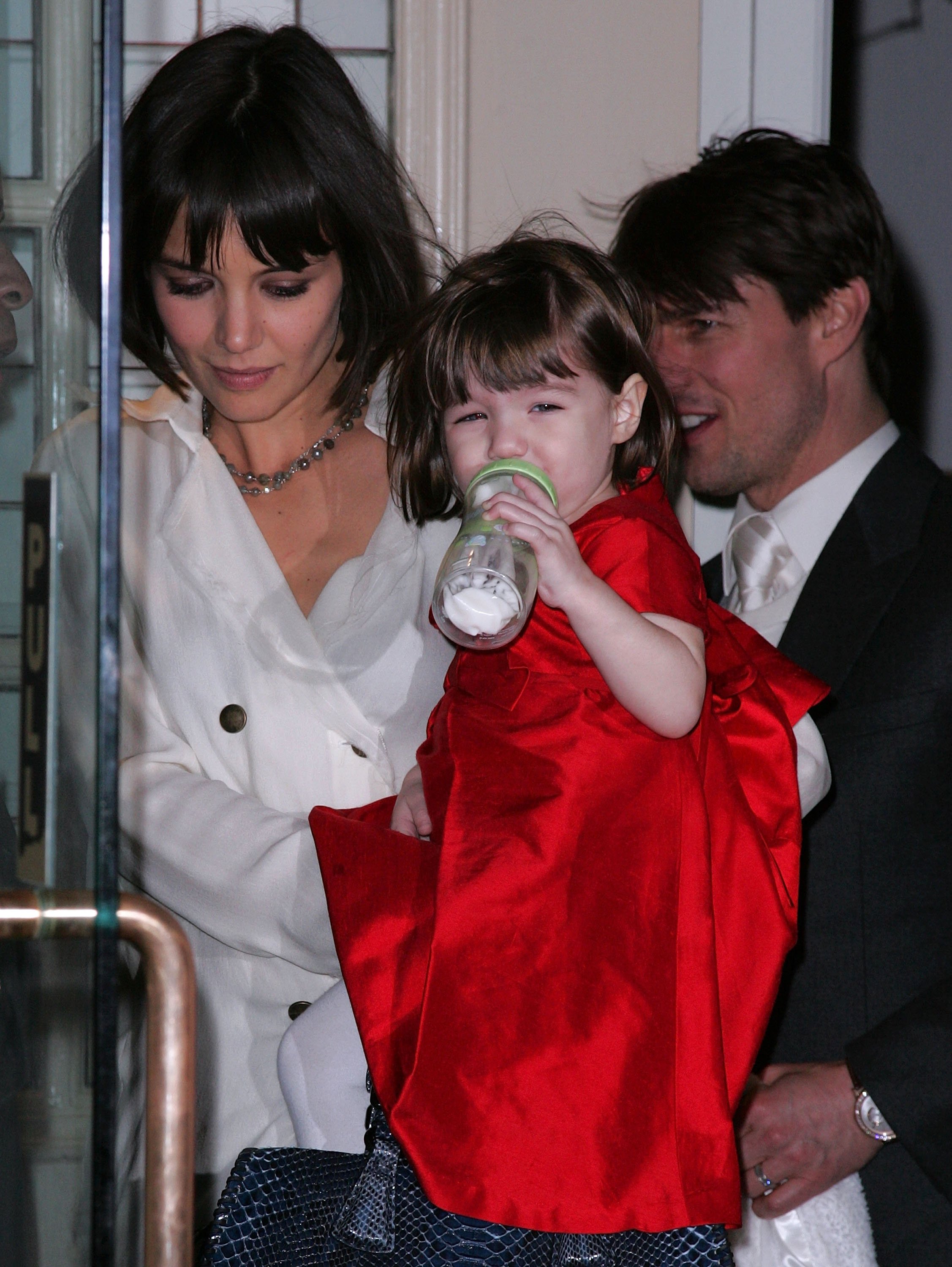 Katie Holmes, Tom Cruise y su hija Suri Cruise, fueron vistos el 14 de enero de 2008, en Nueva York. | Foto: Getty Images