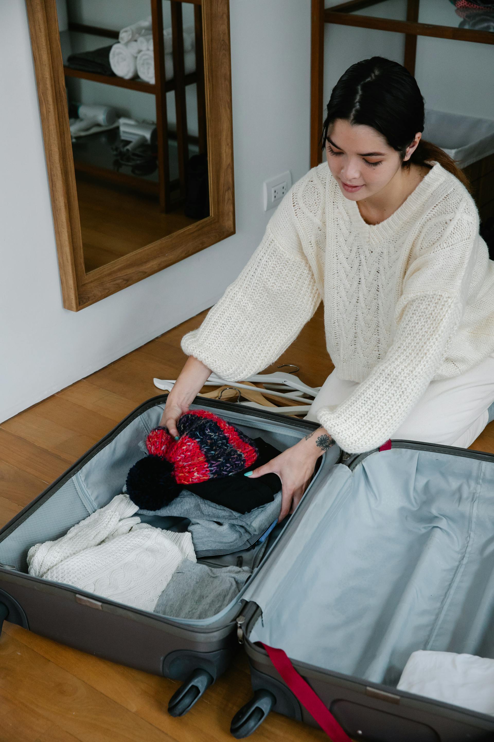 Una mujer haciendo la maleta | Fuente: Pexels