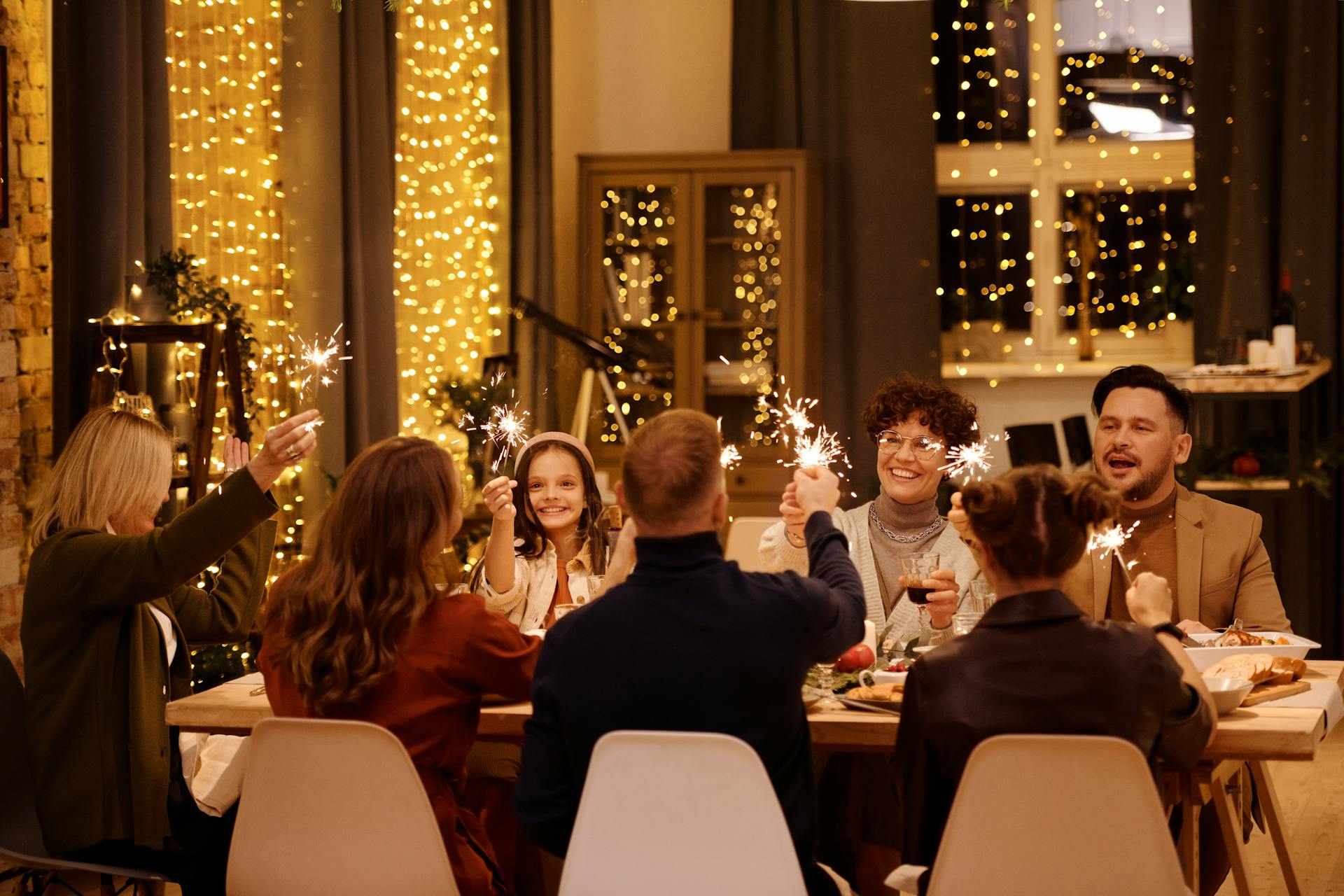 Familia disfrutando de una cena festiva | Fuente: Pexels