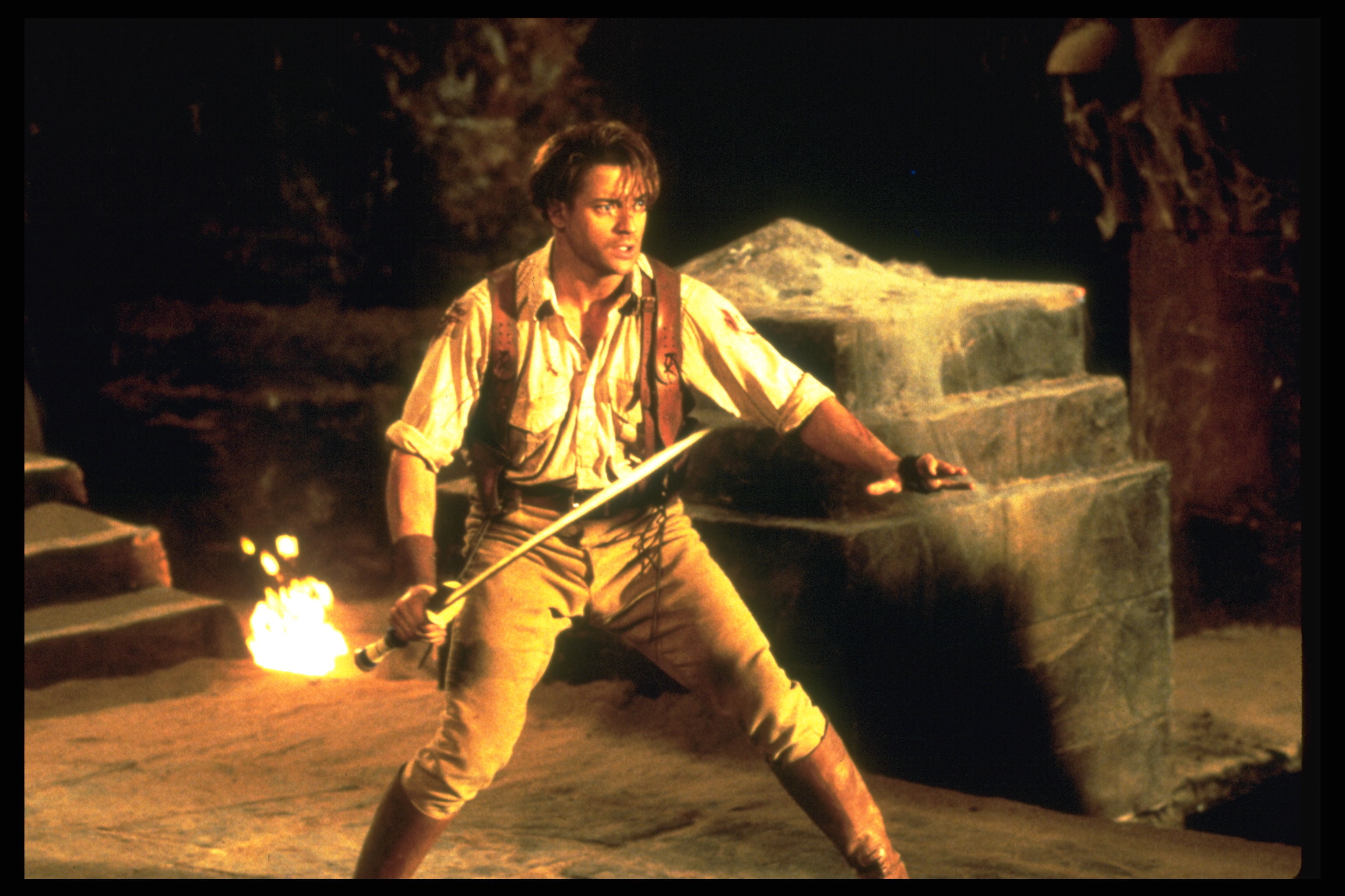 Brendan Fraser interpretando a Rick O'Connell en "The Mummy" (1999), un papel que exigía una gran actividad física y que acabó provocando que el actor tuviera que pasar por años de dolorosas lesiones y operaciones. | Fuente: Getty Images