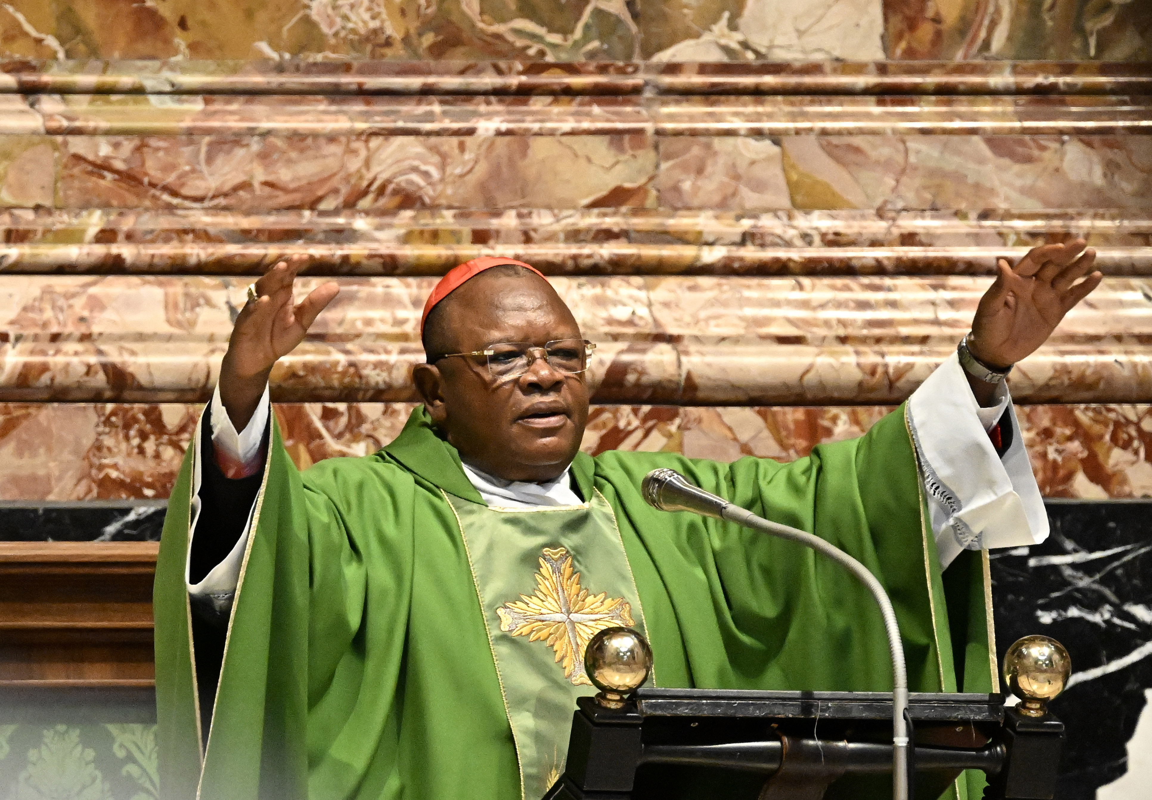 El Cardenal Fridolin Ambongo Besungu asiste a la Santa Misa para los miembros del Sínodo el 13 de octubre de 2023, en la Ciudad del Vaticano. | Fuente: Getty Images