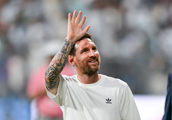El futbolista argentino Lionel Messi saluda a los aficionados en las gradas del estadio Wankhede durante el Lionel Messi G.O.A.T Tour, el 14 de diciembre de 2025 en Mumbai, India | Fuente: Getty Images